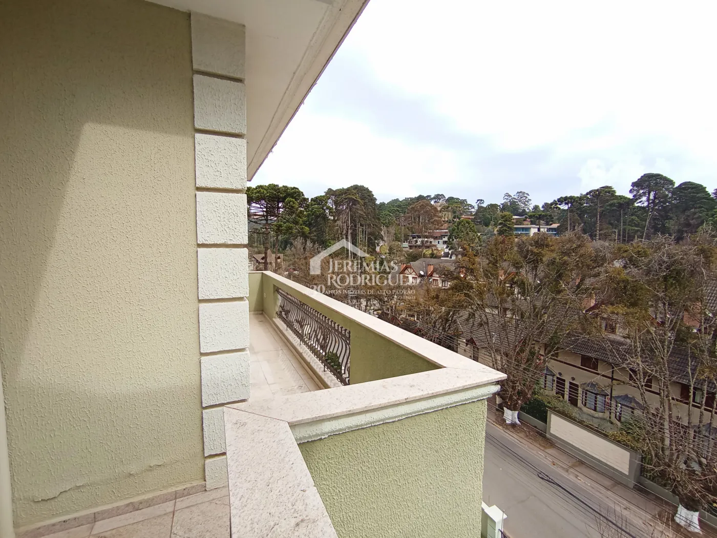 Apartamento duplex à venda com 4 suítes, 401 m² no Condomínio Chateau D Amboise em Campos do Jordão/SP.