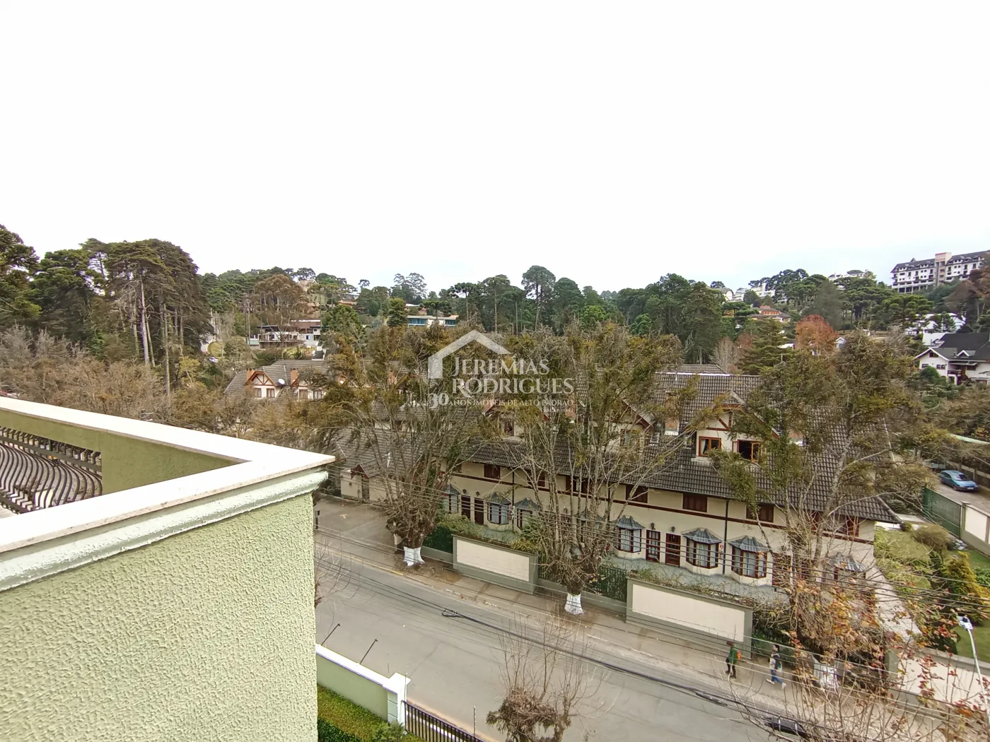 Apartamento duplex à venda com 4 suítes, 401 m² no Condomínio Chateau D Amboise em Campos do Jordão/SP.