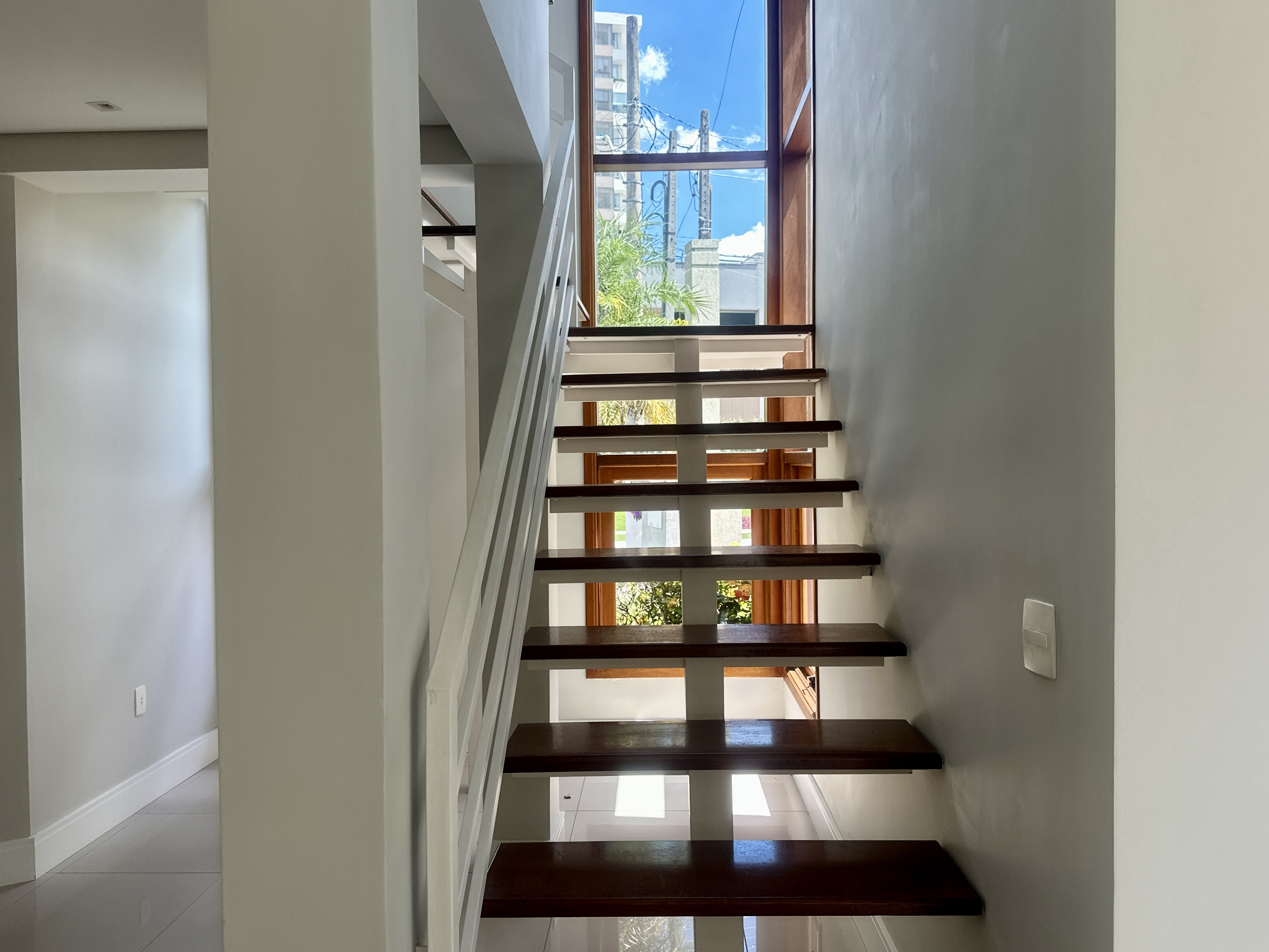 Casa para locação com 3 suítes no Condomínio Taubaté Village em Taubaté/SP. 