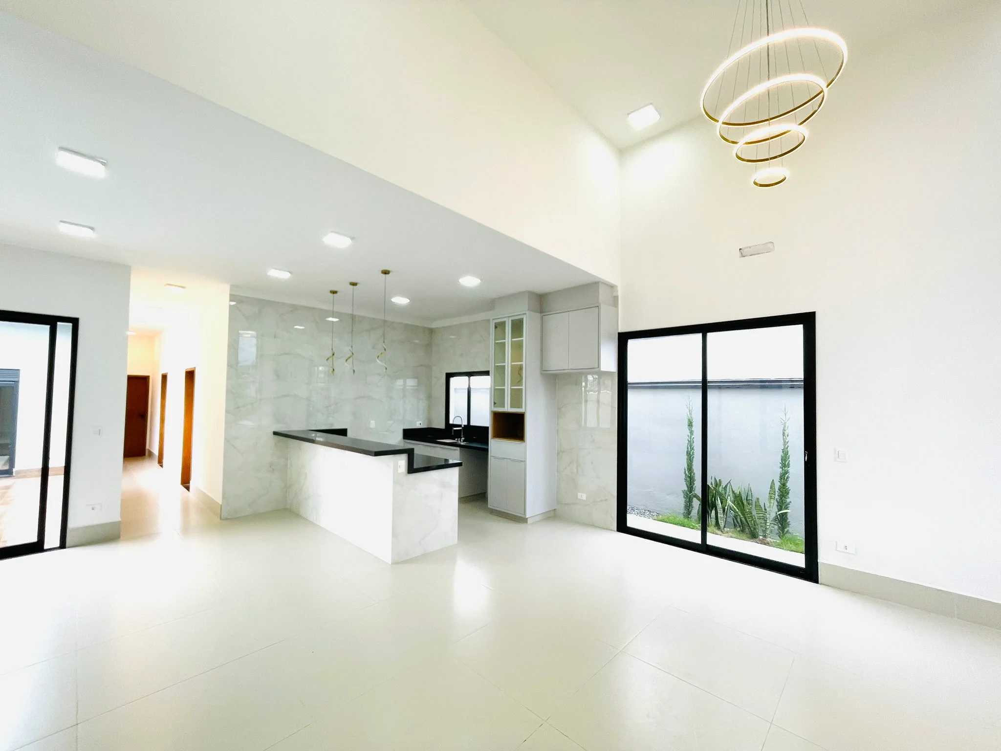 Casa à venda com 4 dormitórios no Condomínio Ouro Ville em Taubaté/SP.