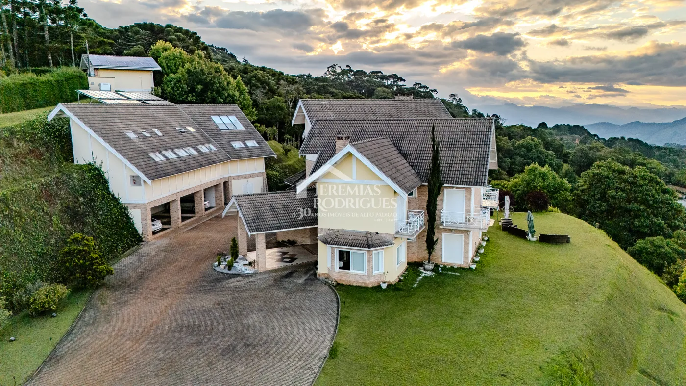 Casa à venda no Parque Pedra do Baú em Campos do Jordão/SP.