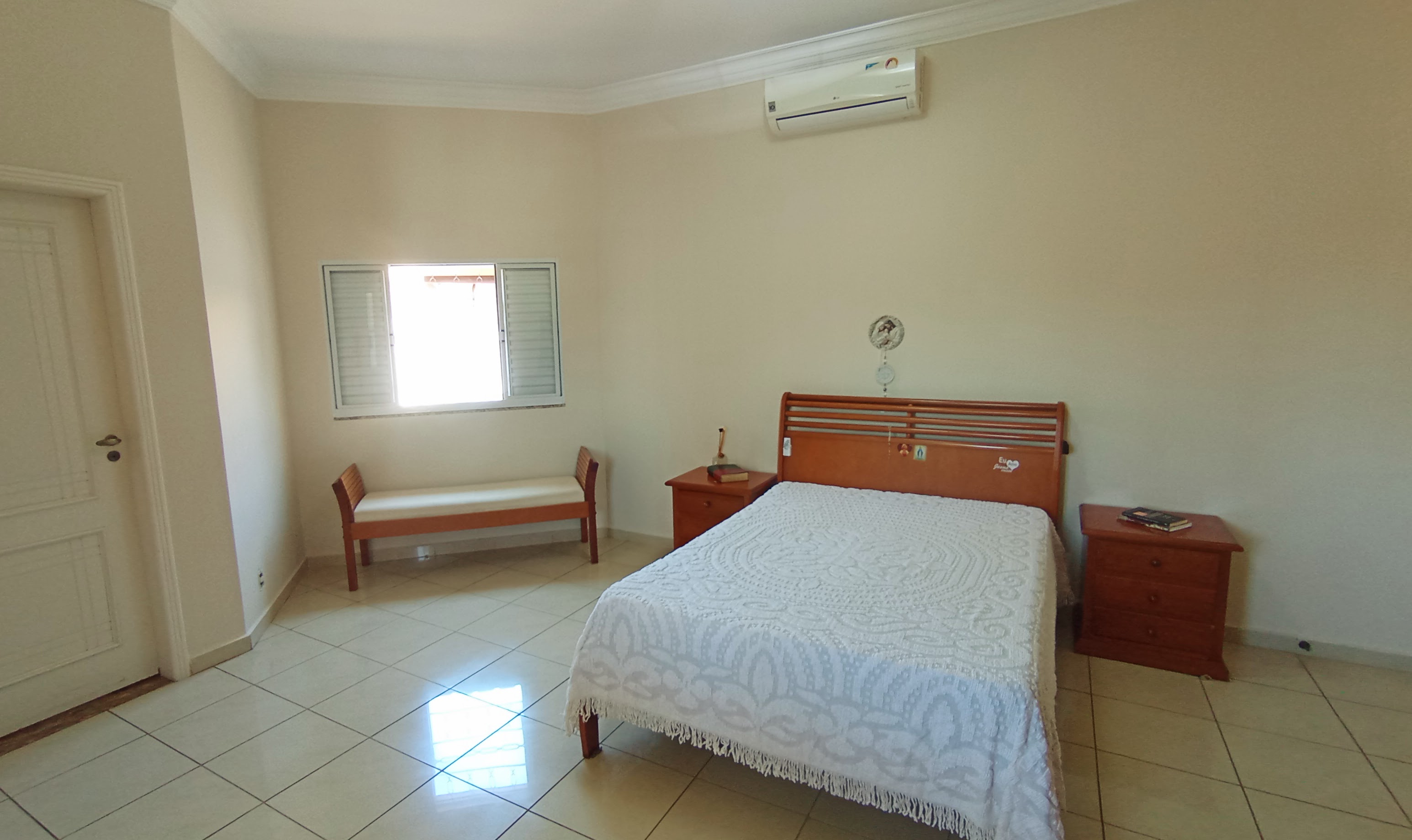 Casa à venda com 4 dormitórios no Condomínio Taubaté Village em Taubaté/SP.