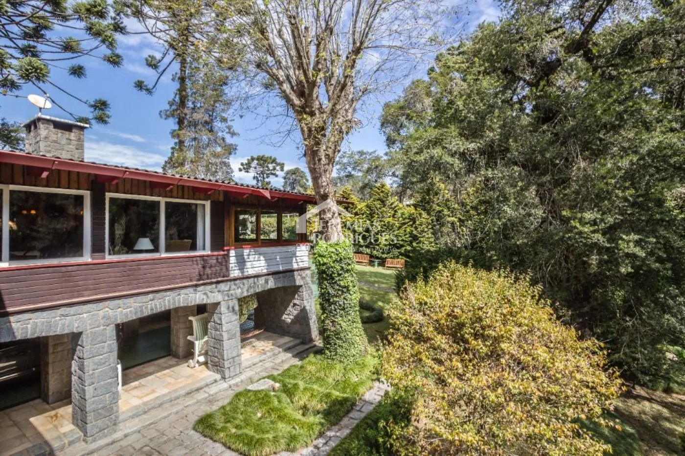 Casa à venda com 5 dormitórios no Jardim Embaixador em Campos do Jordão/SP