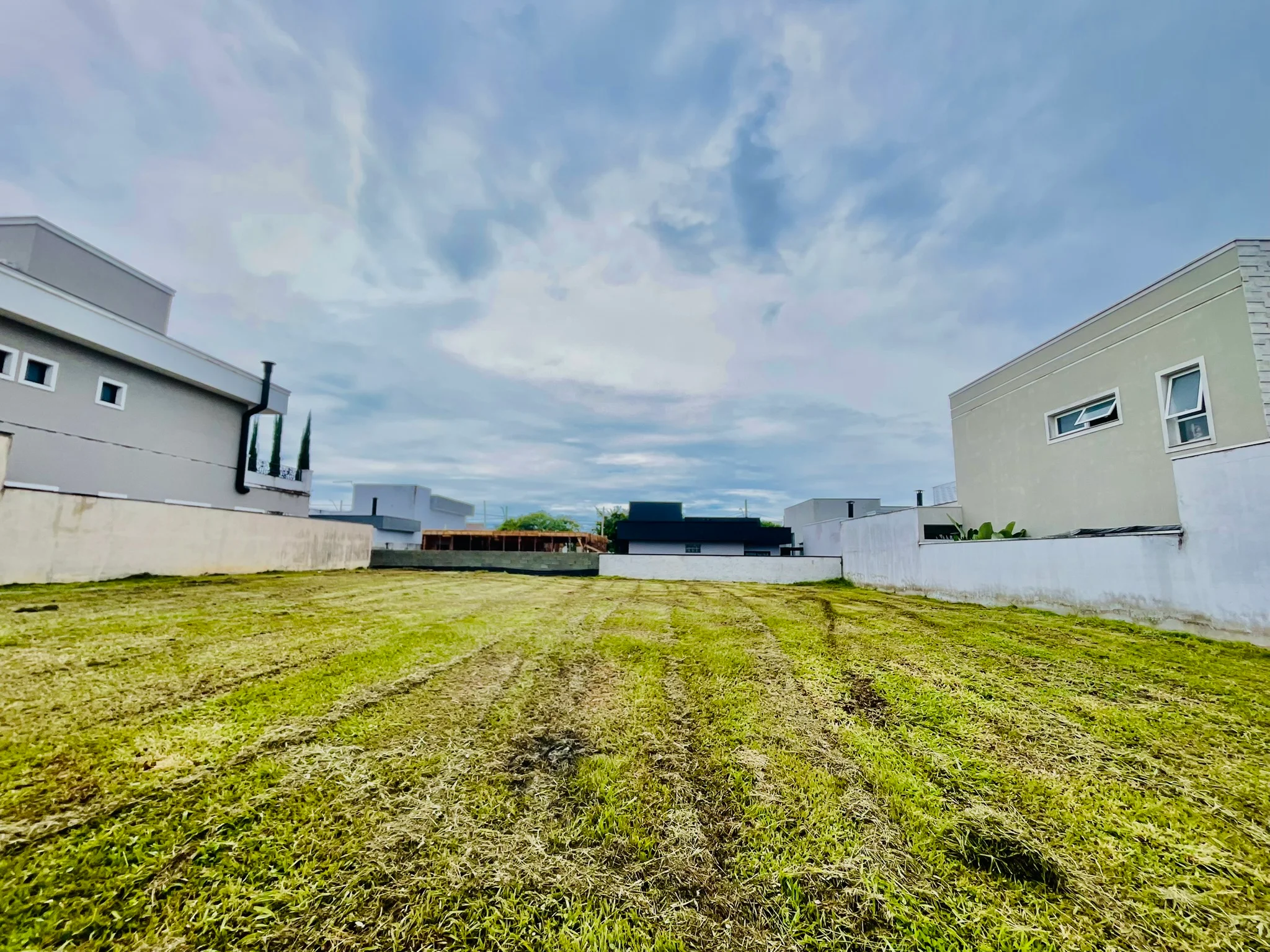 Terreno à venda com 300 m² no Condomínio Ouro Ville em Taubaté/SP. 