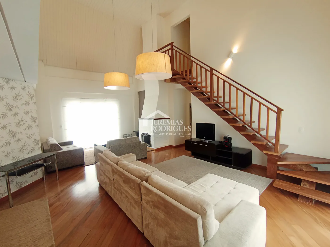 Apartamento duplex à venda com 4 suítes, 401 m² no Condomínio Chateau D Amboise em Campos do Jordão/SP.