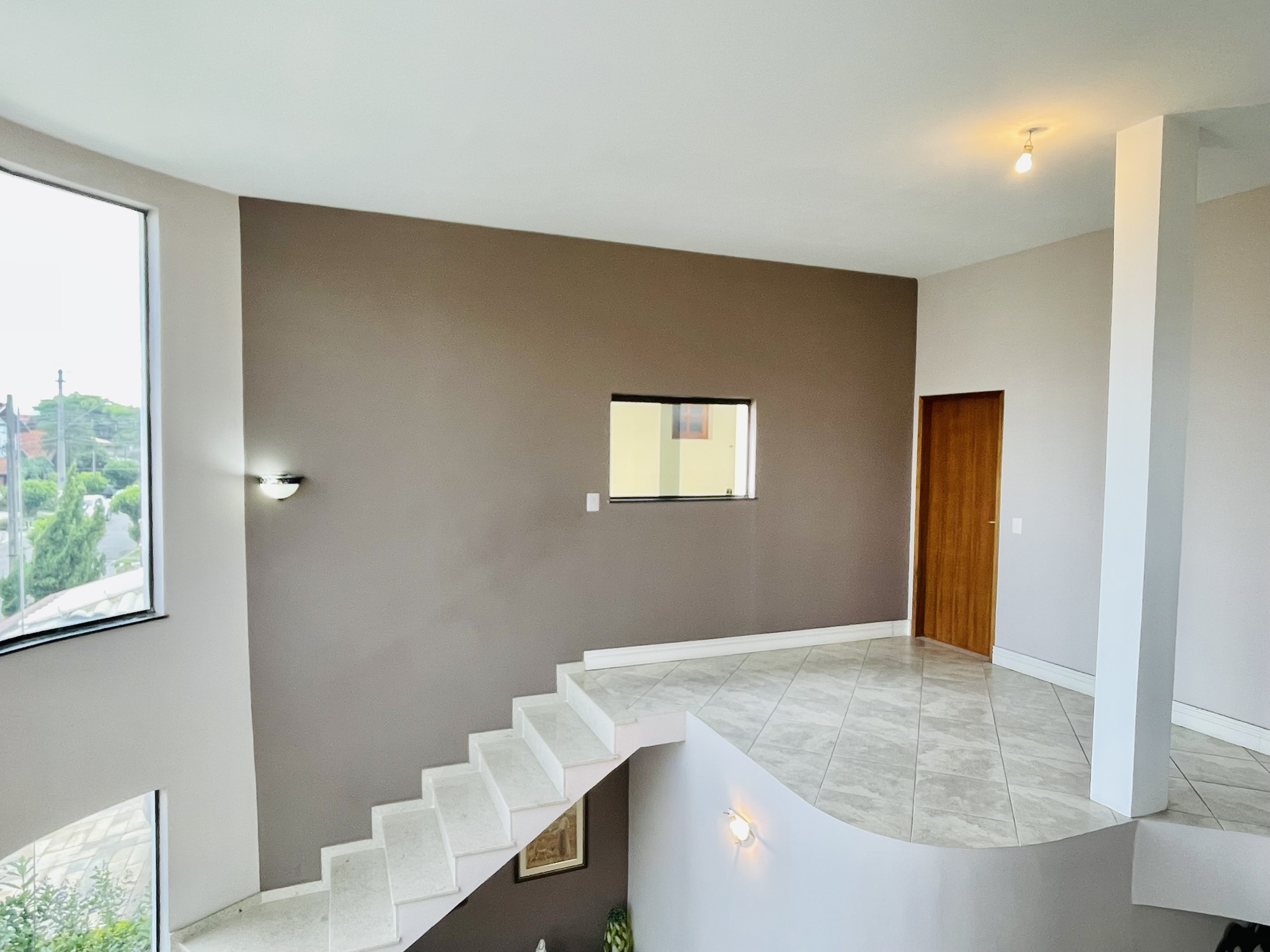Casa à venda com 4 dormitórios no Condomínio Jardim das Hortênsias em Taubaté/SP.