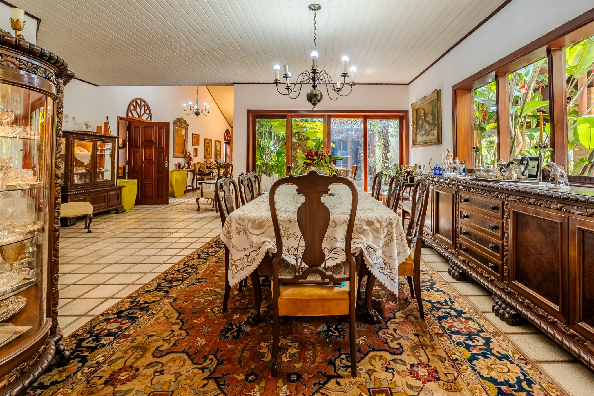 Casa à venda com 4 dormitórios no Condomínio Village Paineiras em Pindamonhangaba/SP. 