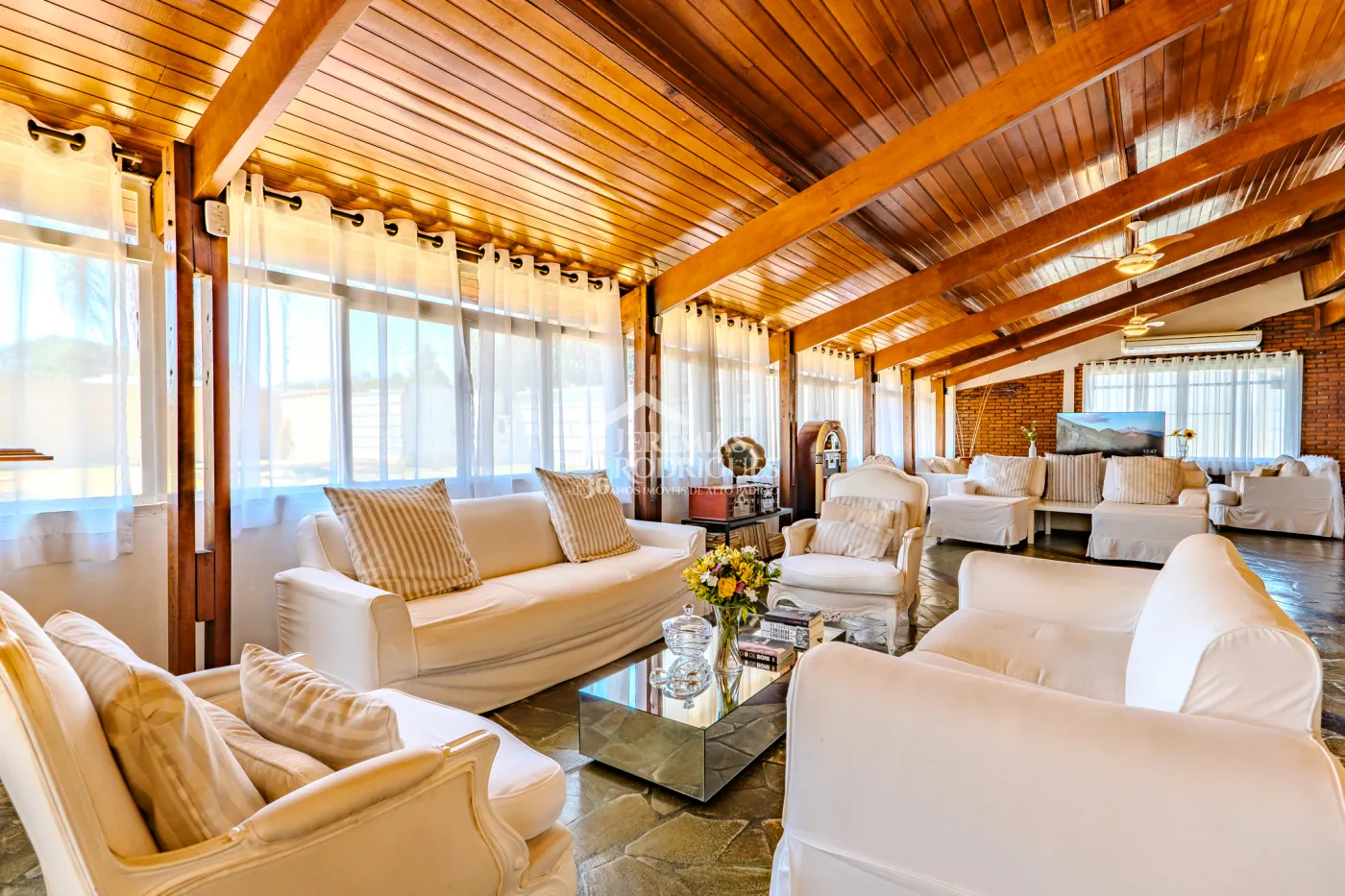 A Imobiliária Jeremias Rodrigues Imóveis de Alto Padrão disponibiliza para venda essa casa no Condomínio Morada do Visconde em Tremembé/SP.