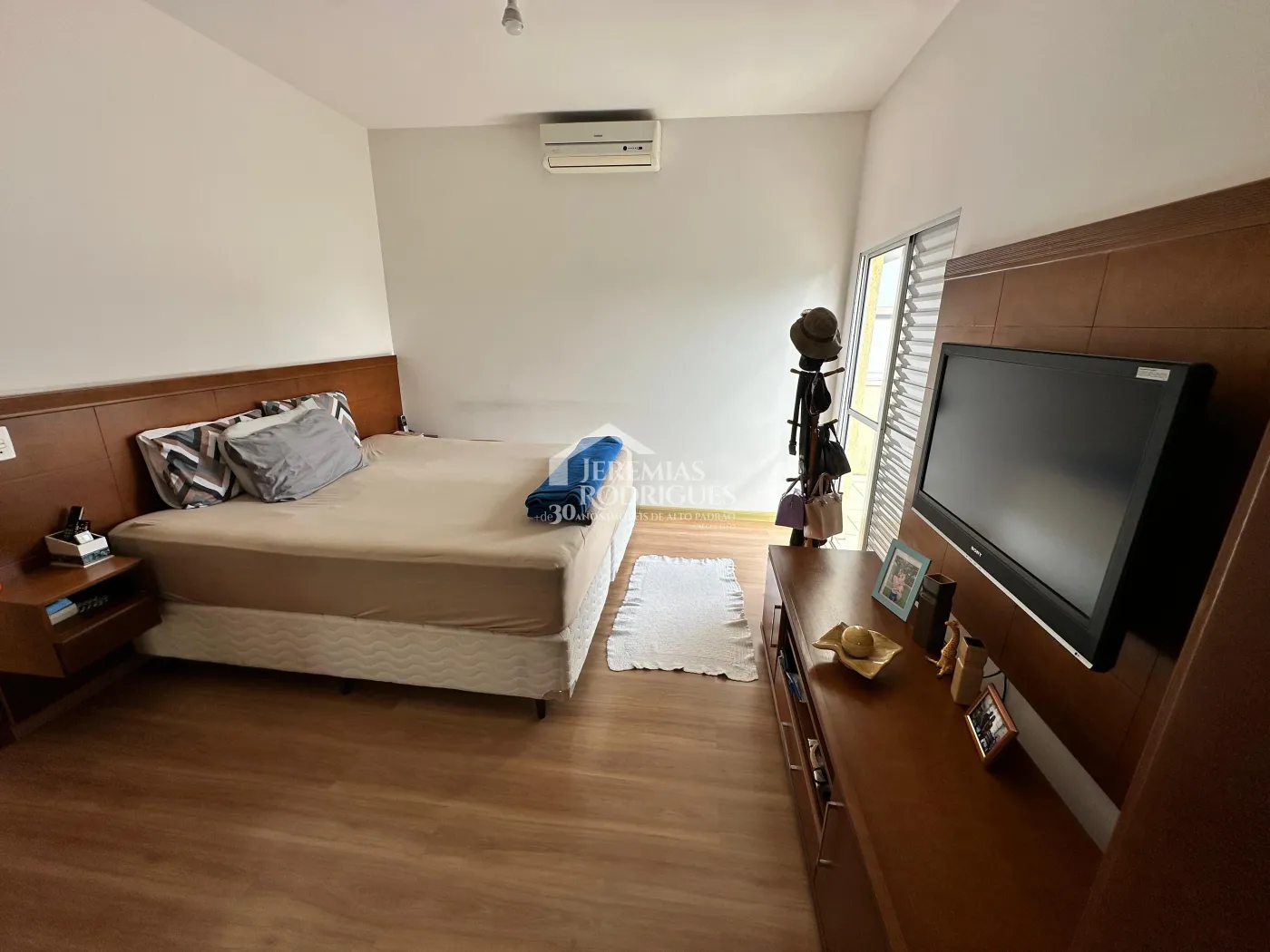 Casa à venda com 3 dormitórios no Condomínio Jatobá em Tremembé/SP.