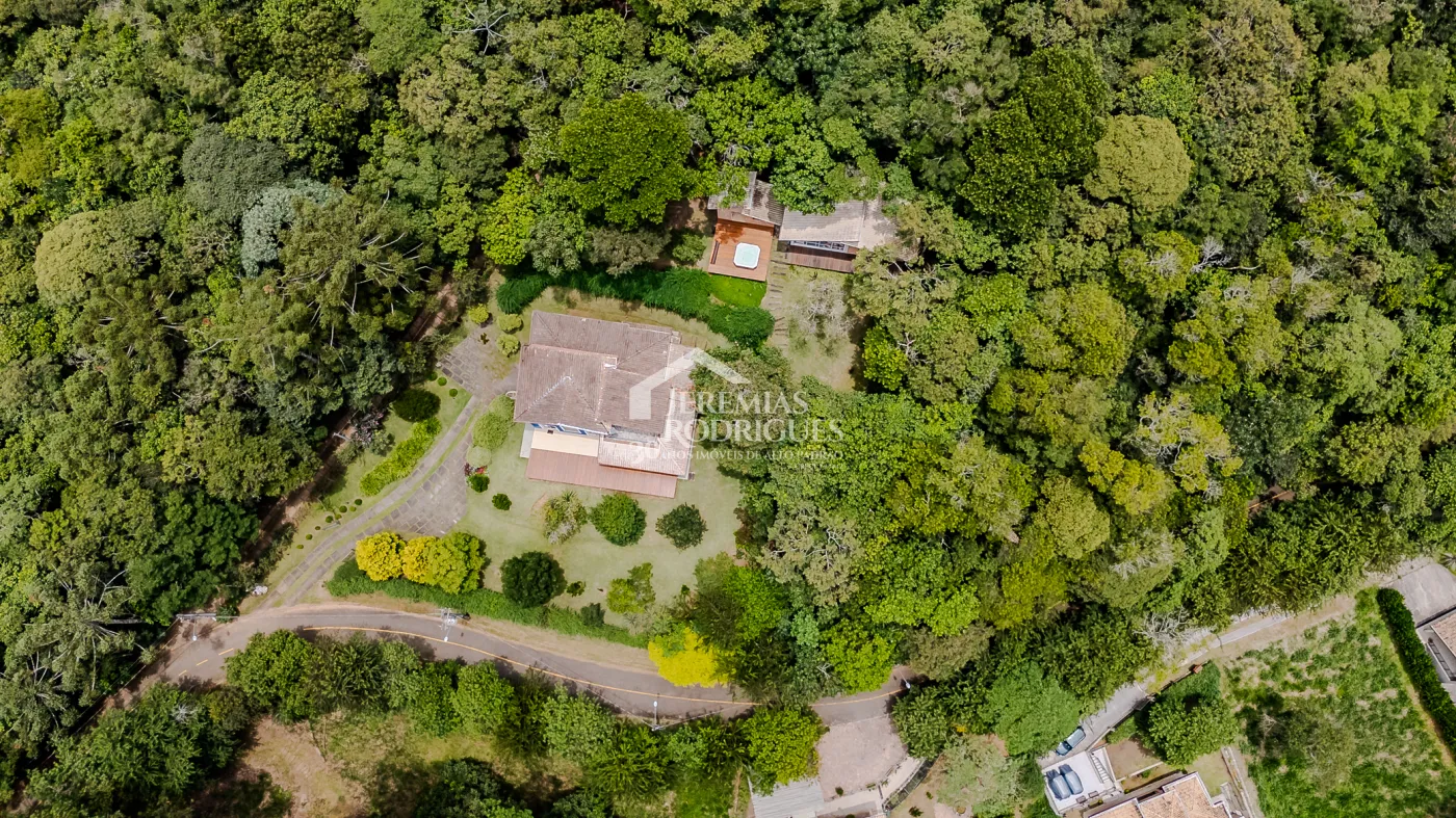 Casa assobradada à venda com 3 dormitórios no Condomínio Parque da Mantiqueira em Santo Antônio do Pinhal/SP.