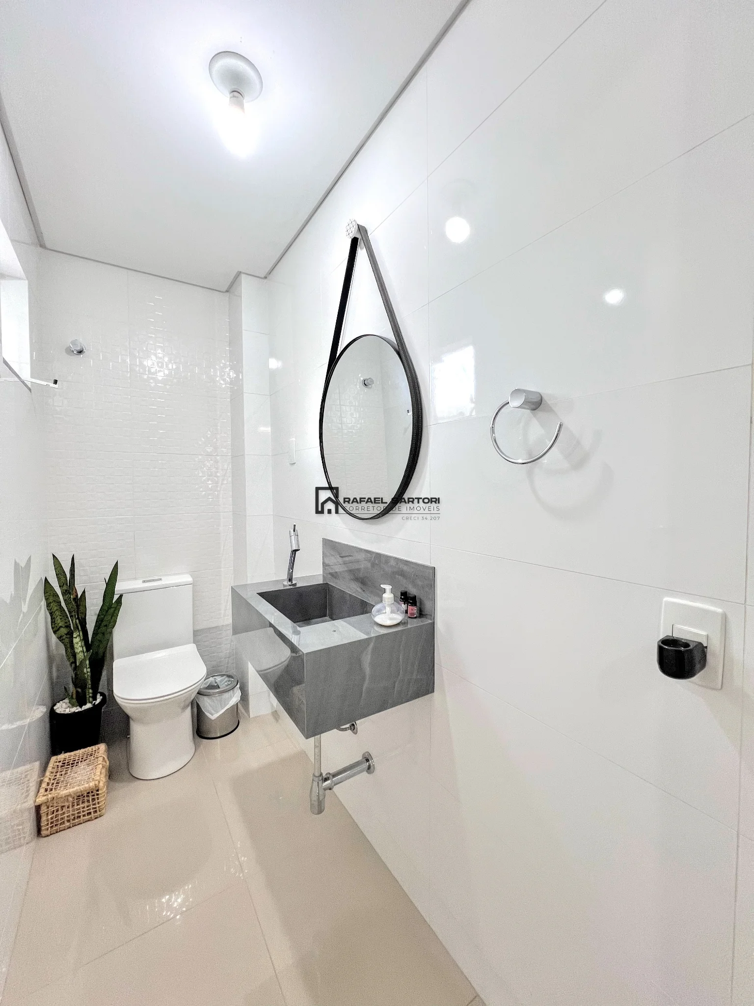 CASA EM MEIO LOTE NO CENTRO