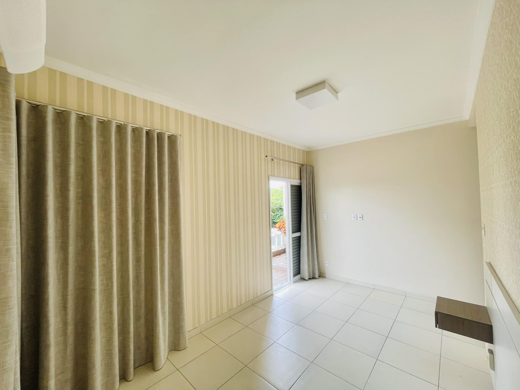 Casa para locação com 4 dormitórios no Condomínio Campos do Conde II em Tremembé/SP.