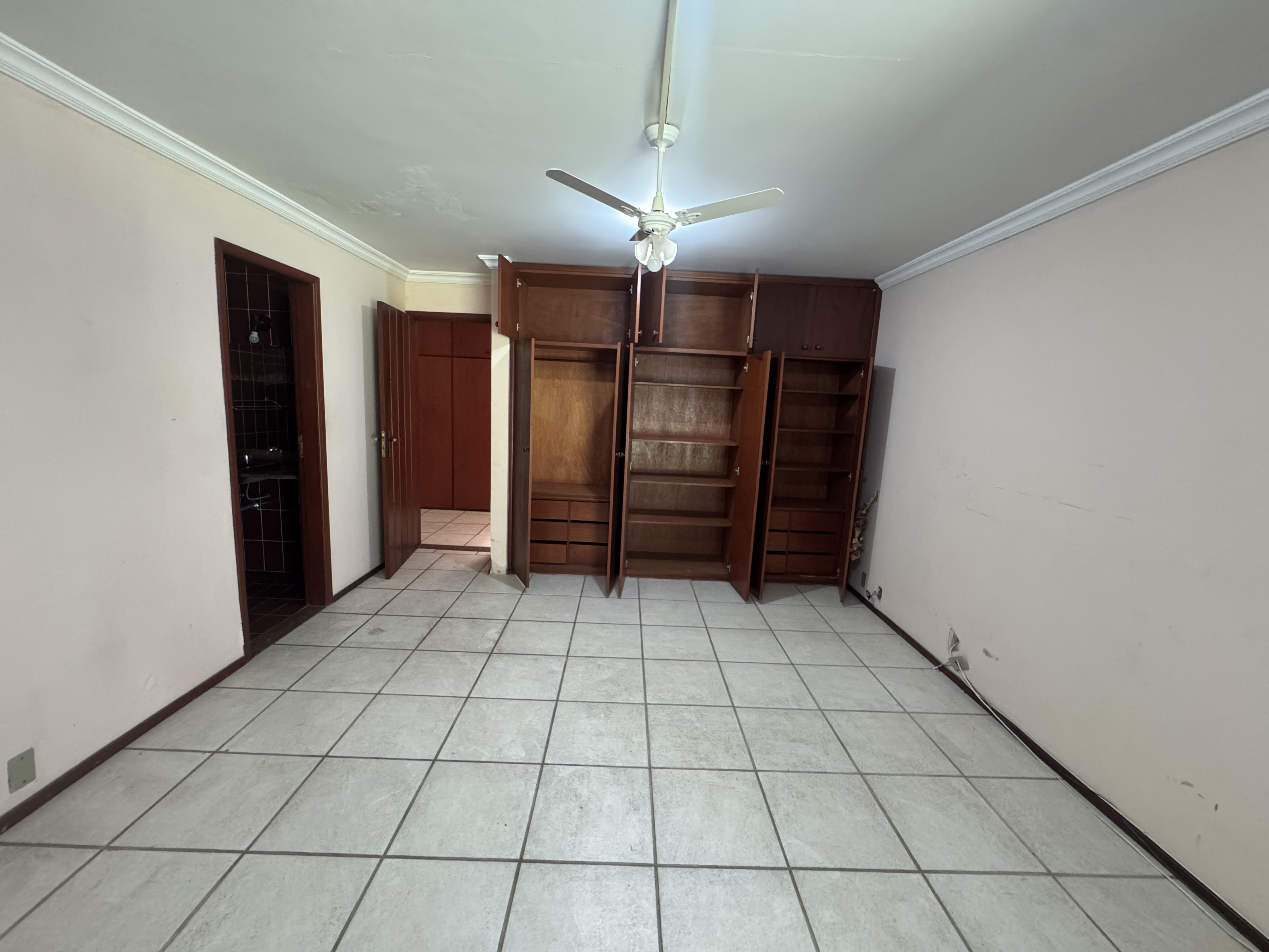 Casa à venda com 5 dormitórios no Condomínio Village Paineiras em Pindamonhangaba/SP.