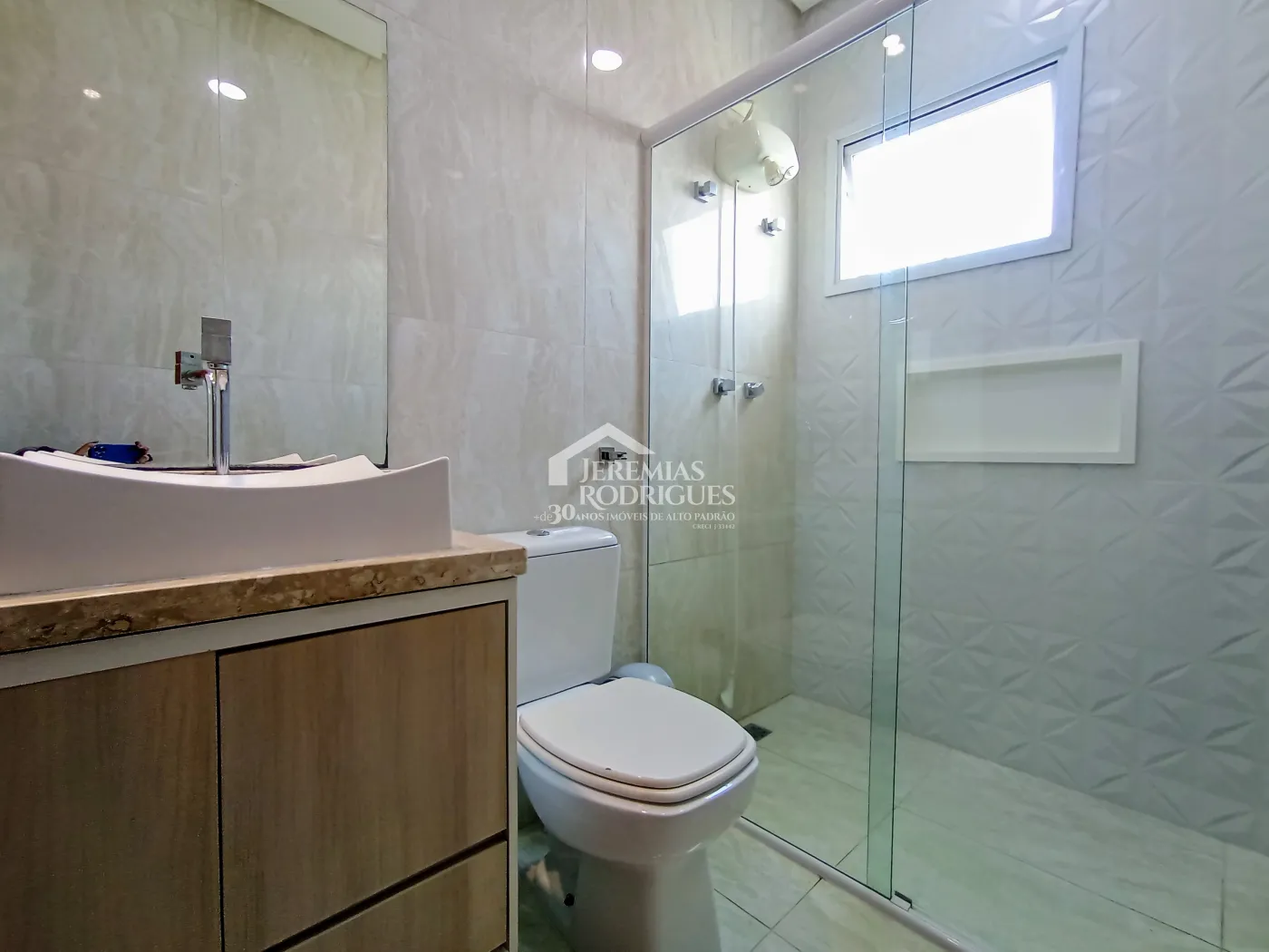 Casa assobradada com 3 suítes - Condomínio Jardim Oásis - Taubaté/SP.