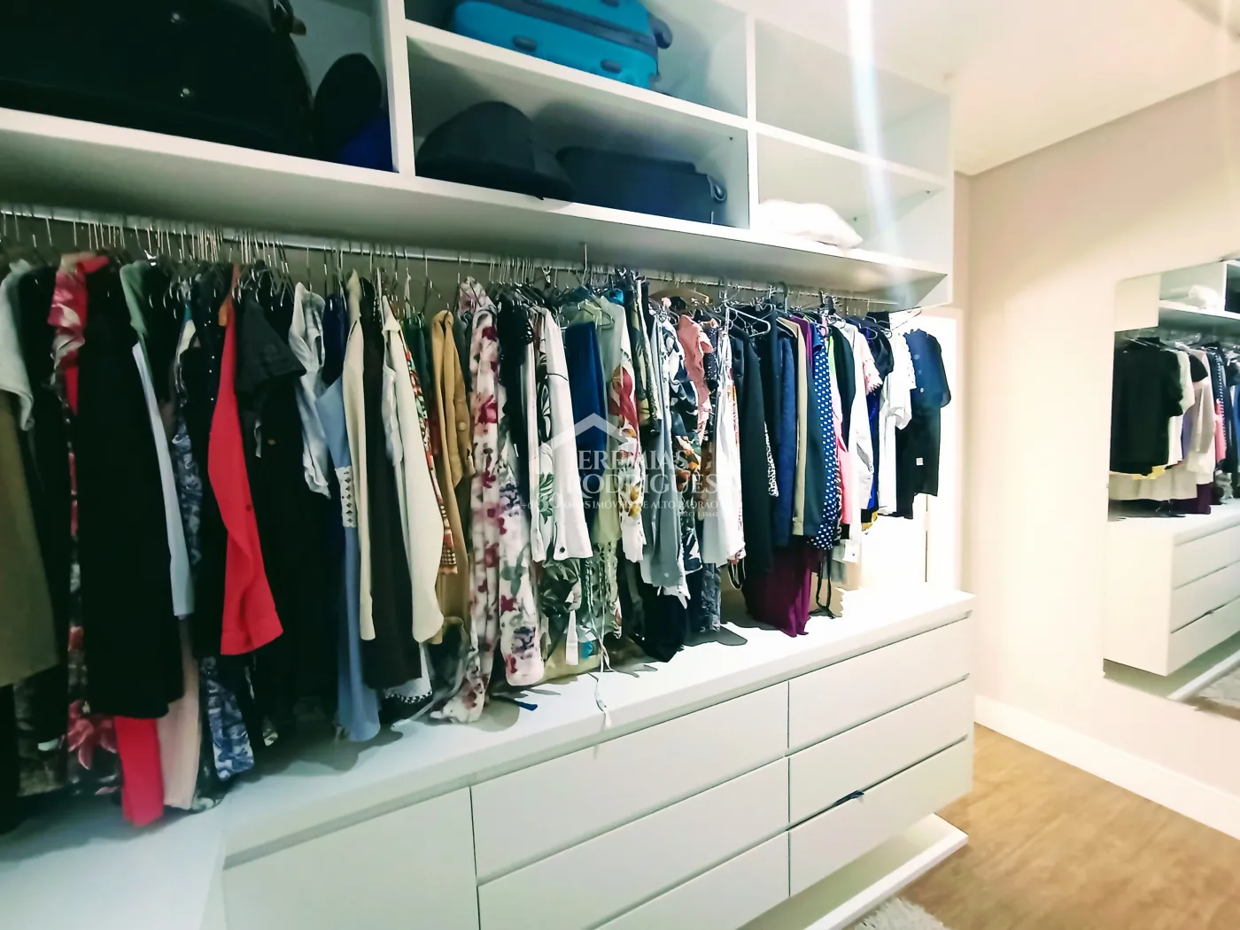 Casa à venda com 4 suítes no Condomínio Altos da Serra VI em São José dos Campos/SP