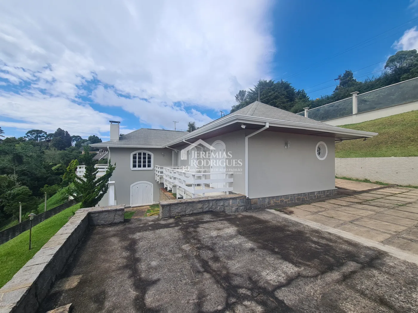 Casa para venda com 3 dormitórios no bairro Alto da Vila Inglesa em Campos do Jordão/SP