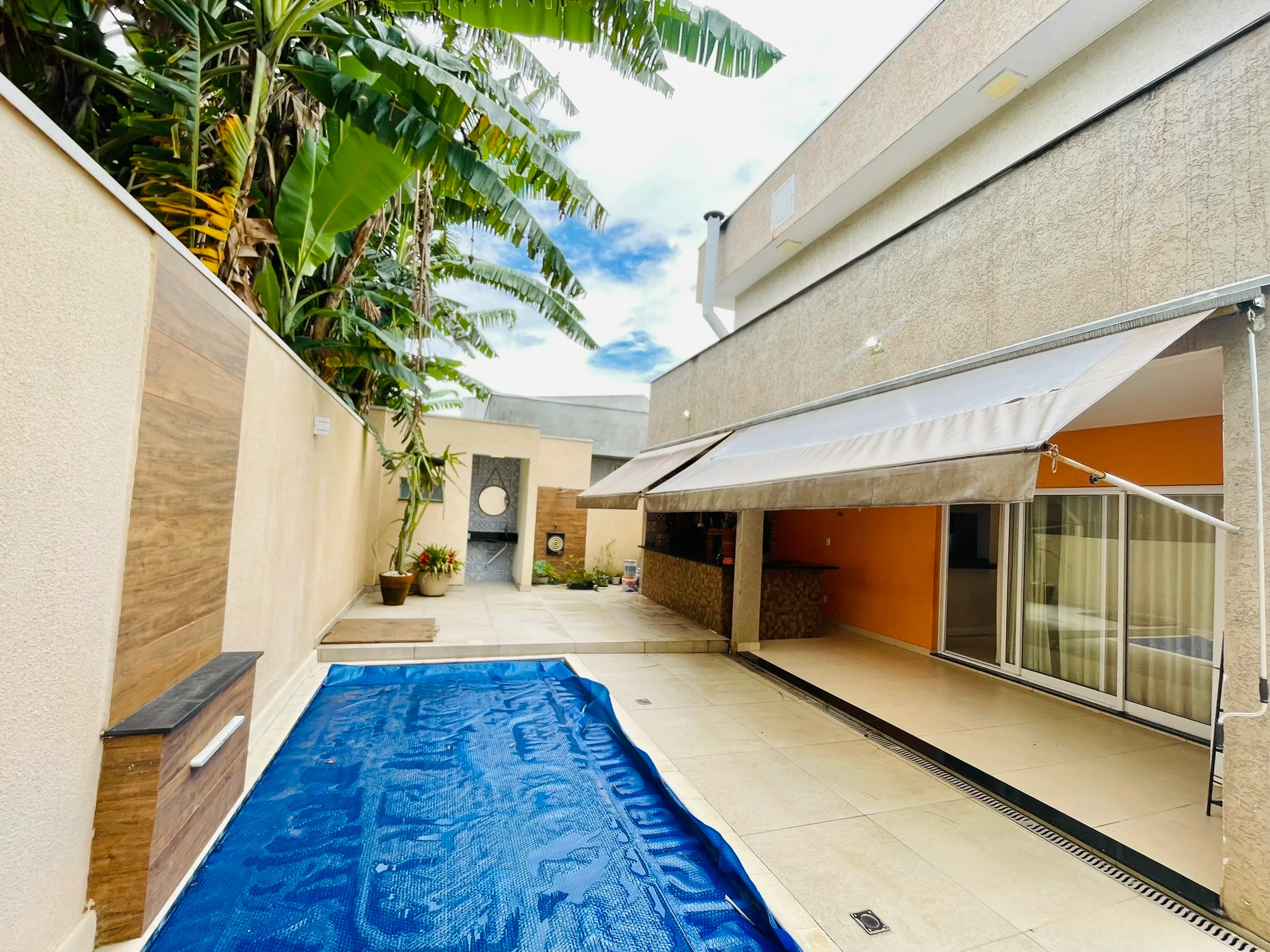 Casa à venda com 3 dormitórios no Condomínio Parque das Araucárias em Tremembé/SP. 