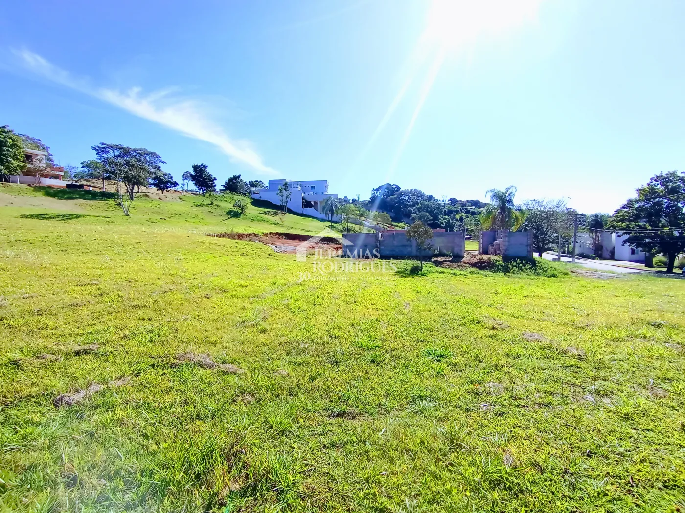 Terreno à venda com 1.159 m² no Condomínio Altos do Cataguá em Taubaté/SP.