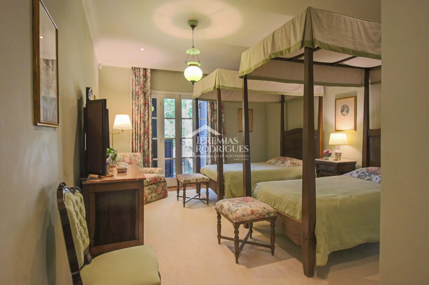 Sobrado com 6 suítes, 615 m² - Vila Inglesa - Campos do Jordão/SP.