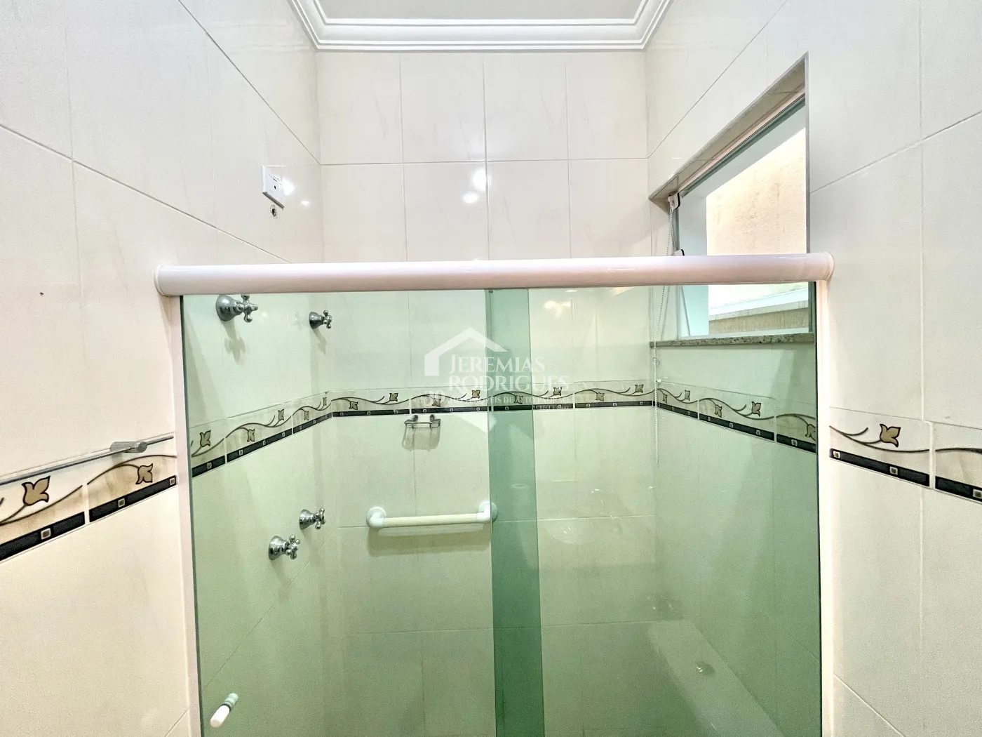 Casa para locação com 3 suítes no Condomínio Campos do Conde III em Tremembé/SP. 