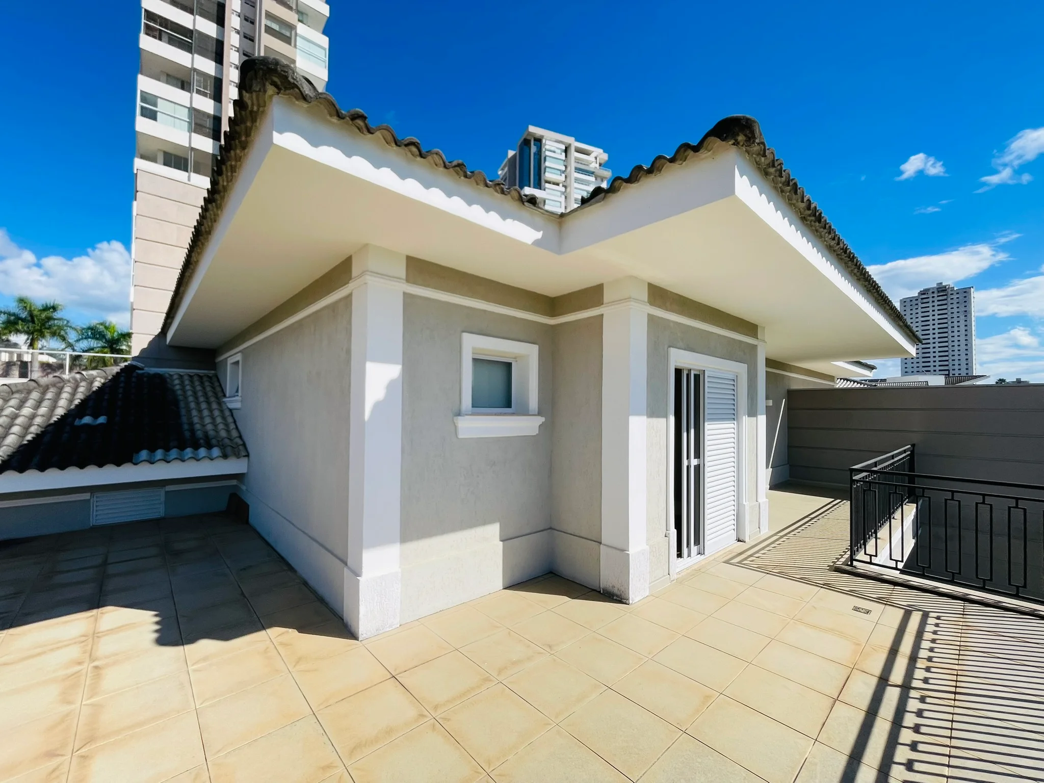 Casa com 5 dormitórios à venda no Condomínio Taubaté Village em Taubaté/SP.