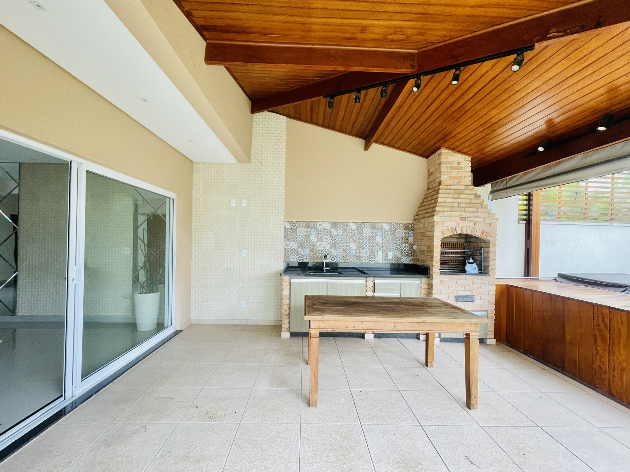 Casa para locação com 4 dormitórios no Condomínio Campos do Conde II em Tremembé/SP.