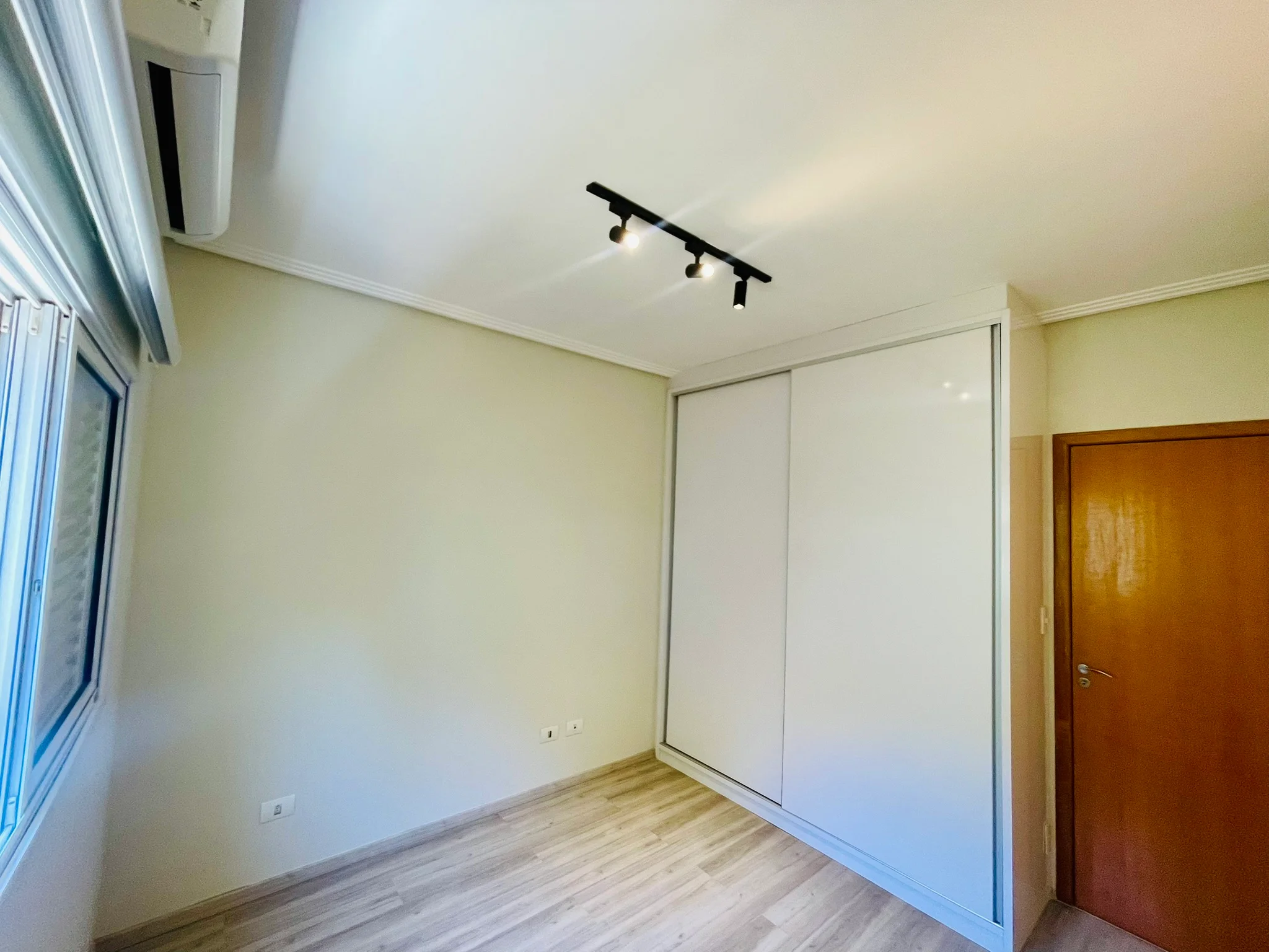 Casa à venda com 4 dormitórios no Condomínio Campos do Conde III em Tremembé/SP. 