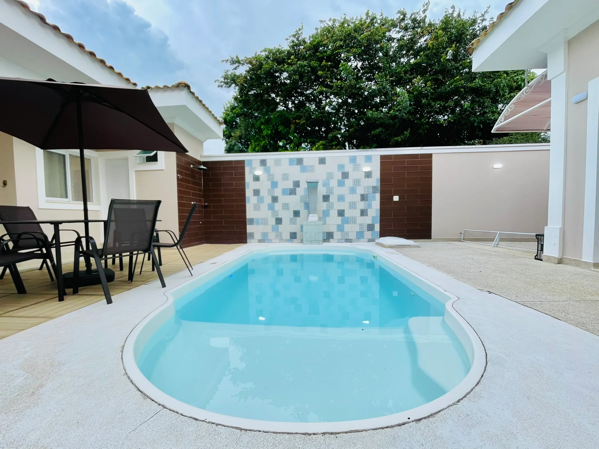 Casa à venda com 4 dormitórios no Condomínio Jardim Oásis em Taubaté/SP. 