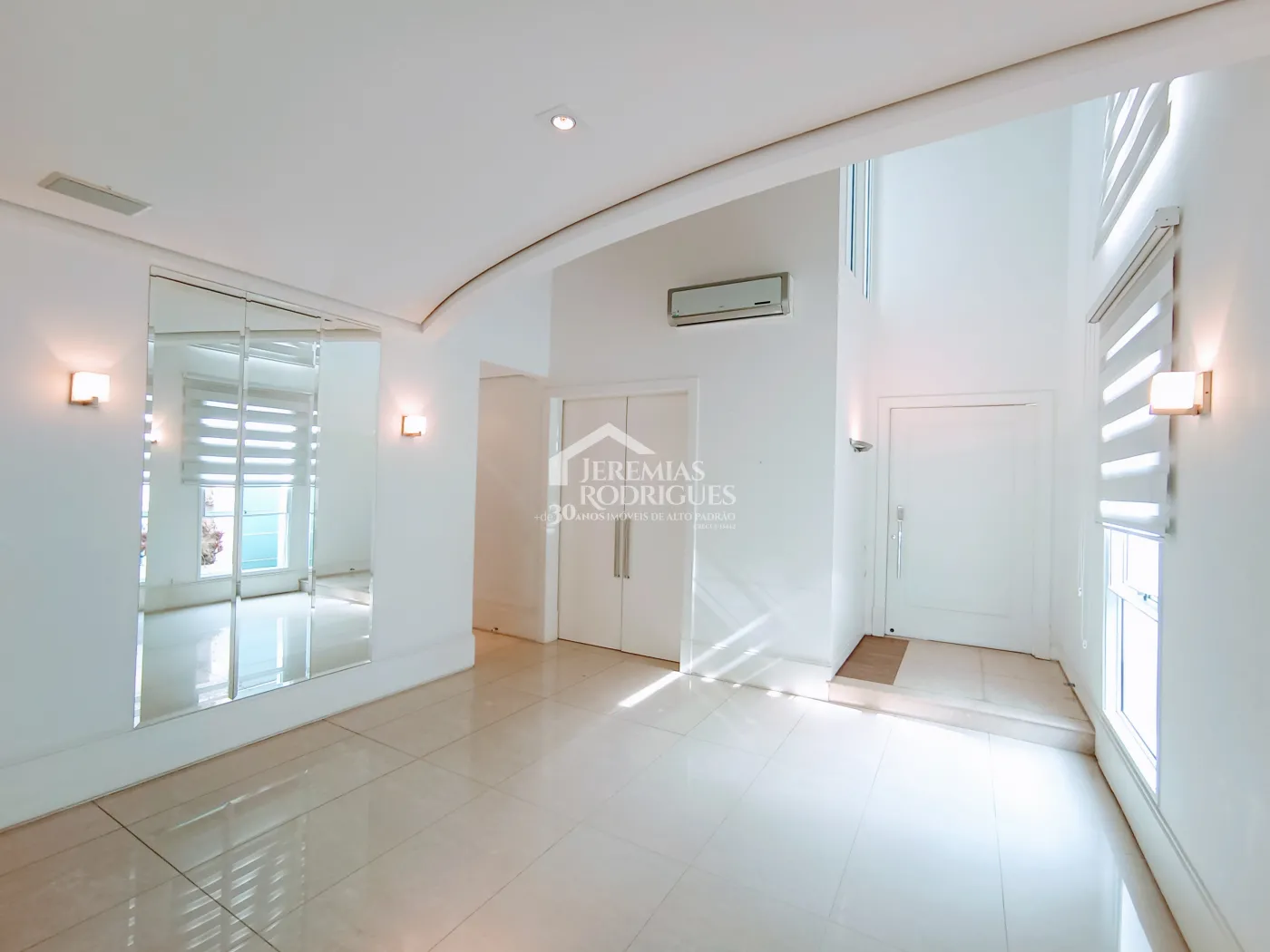 Casa para venda e locação com 4 suítes no Condomínio Taubaté Village em Taubaté/SP.