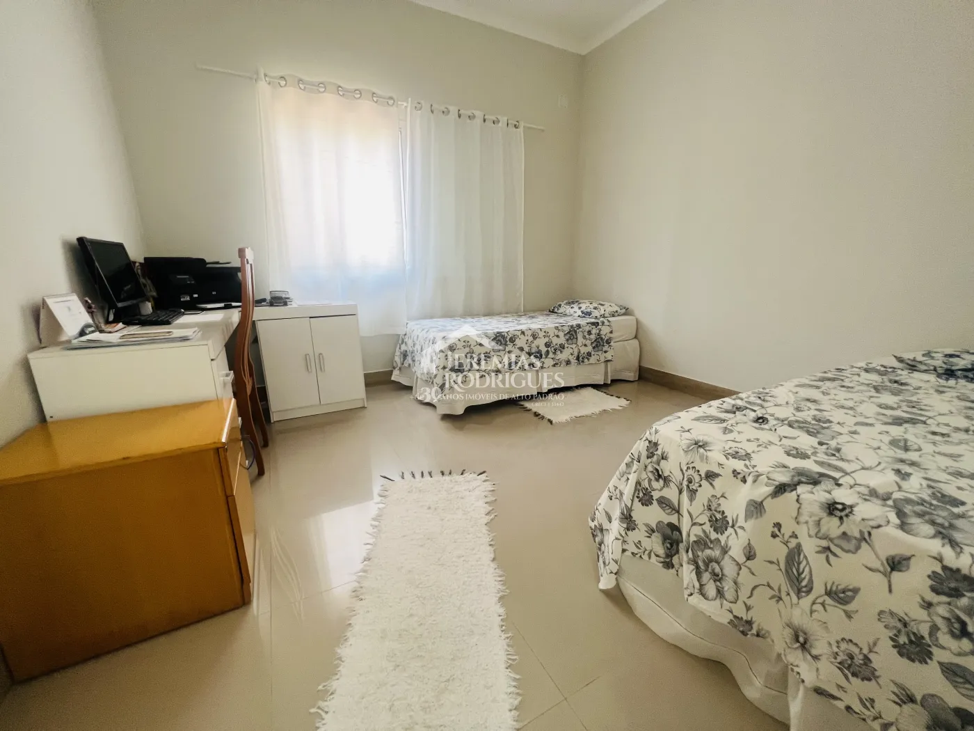 Casa à venda com 3 dormitórios no bairro Lessa em Pindamonhangaba/SP. 