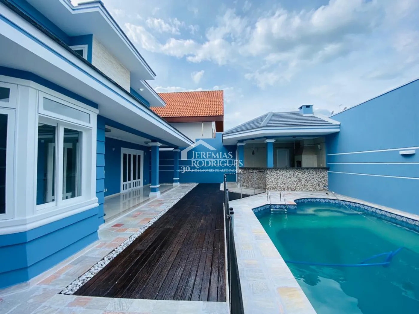 Casa à venda com 4 suítes no Condomínio Taubaté Village em Taubaté/SP. 