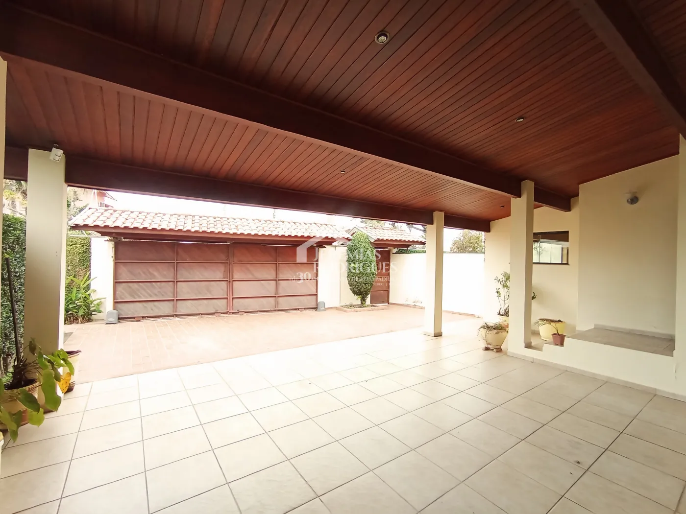 Casa para venda e locação com 3 suítes no bairro Parque das Flores em Taubaté/SP.