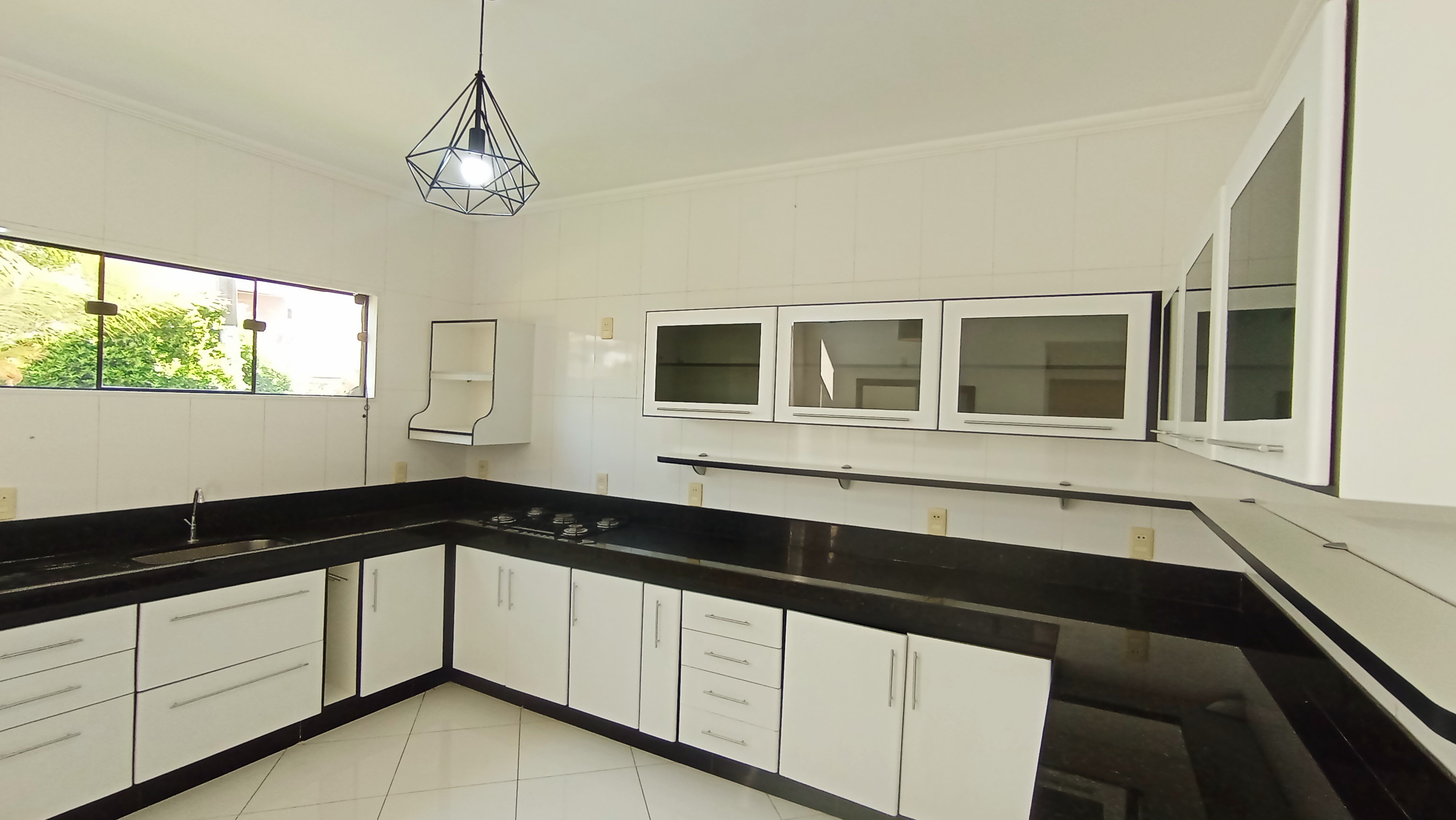 Casa à venda com 4 suítes no Condomínio Real Ville em Pindamonhangaba/SP. 