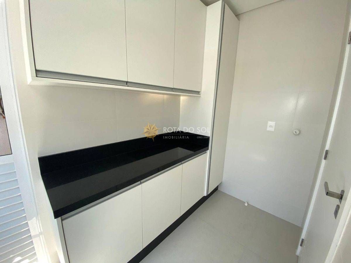 Apartamento temporada perto do McDonald's Meia Praia 3 suítes