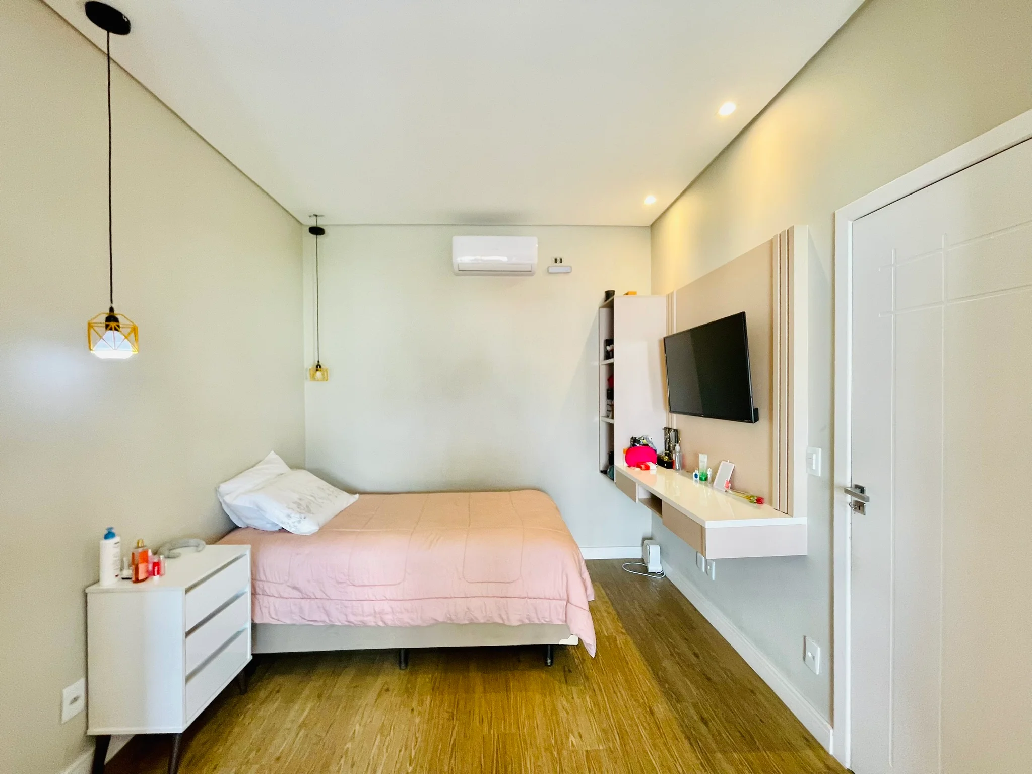 Casa à venda com 4 suítes no Condomínio Tecoara em Taubaté/SP.