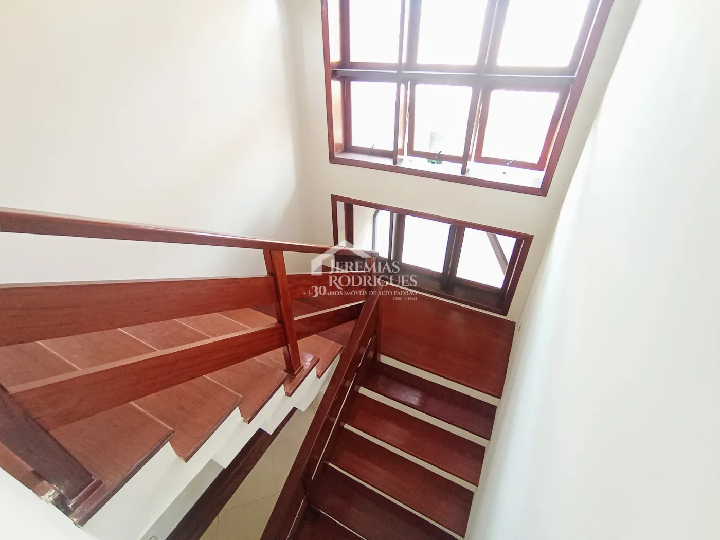 Casa à venda e locação com 4 suítes no Condomínio Colonial Village I em Pindamonhangaba/SP.