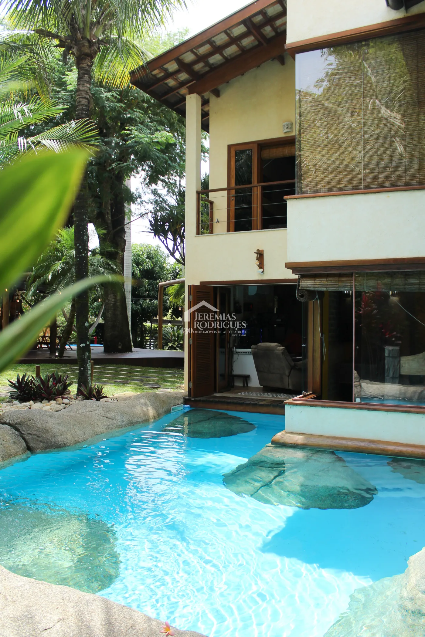 Casa para venda e locação com 5 dormitórios no Condomínio Taubaté Village em Taubaté/SP.
