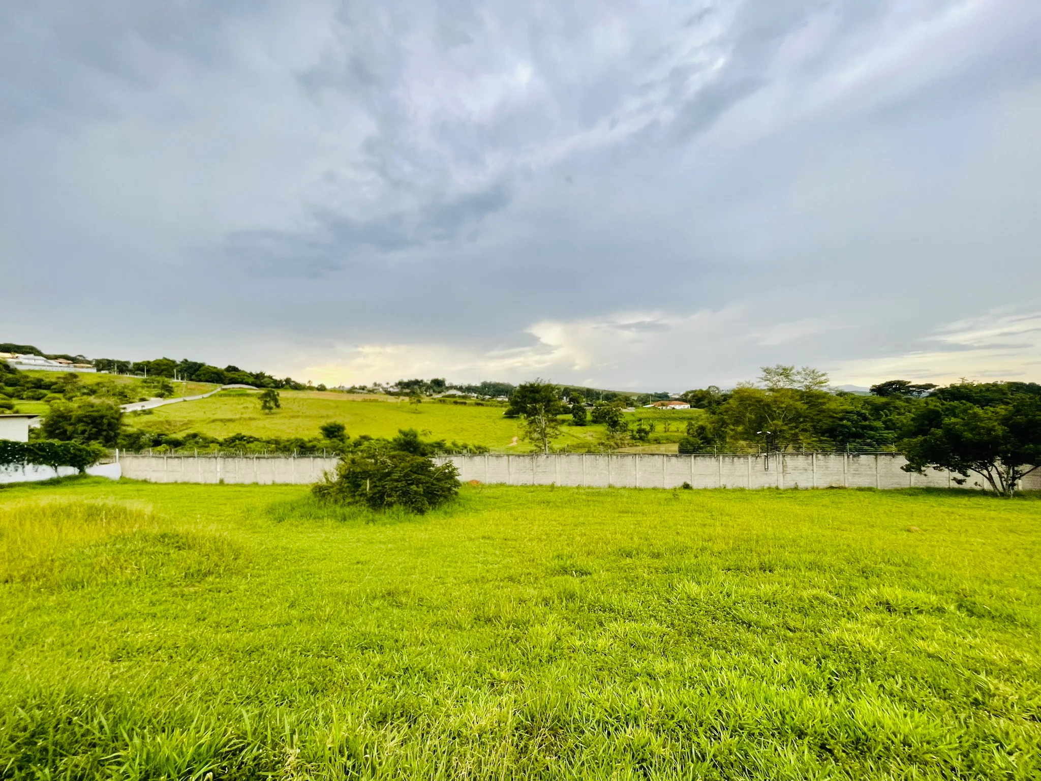 Terreno à venda com 1.011 m² no Condomínio Altos do Cataguá em Taubaté/SP