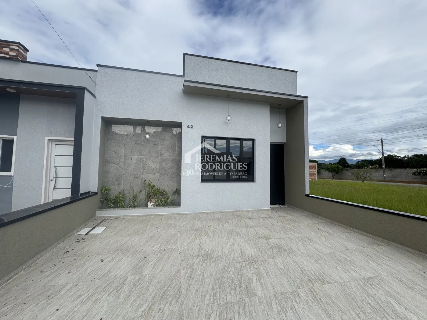 Casa à venda com 3 dormitórios no Condomínio Residencial Laguna em Pindamonhangaba/SP.