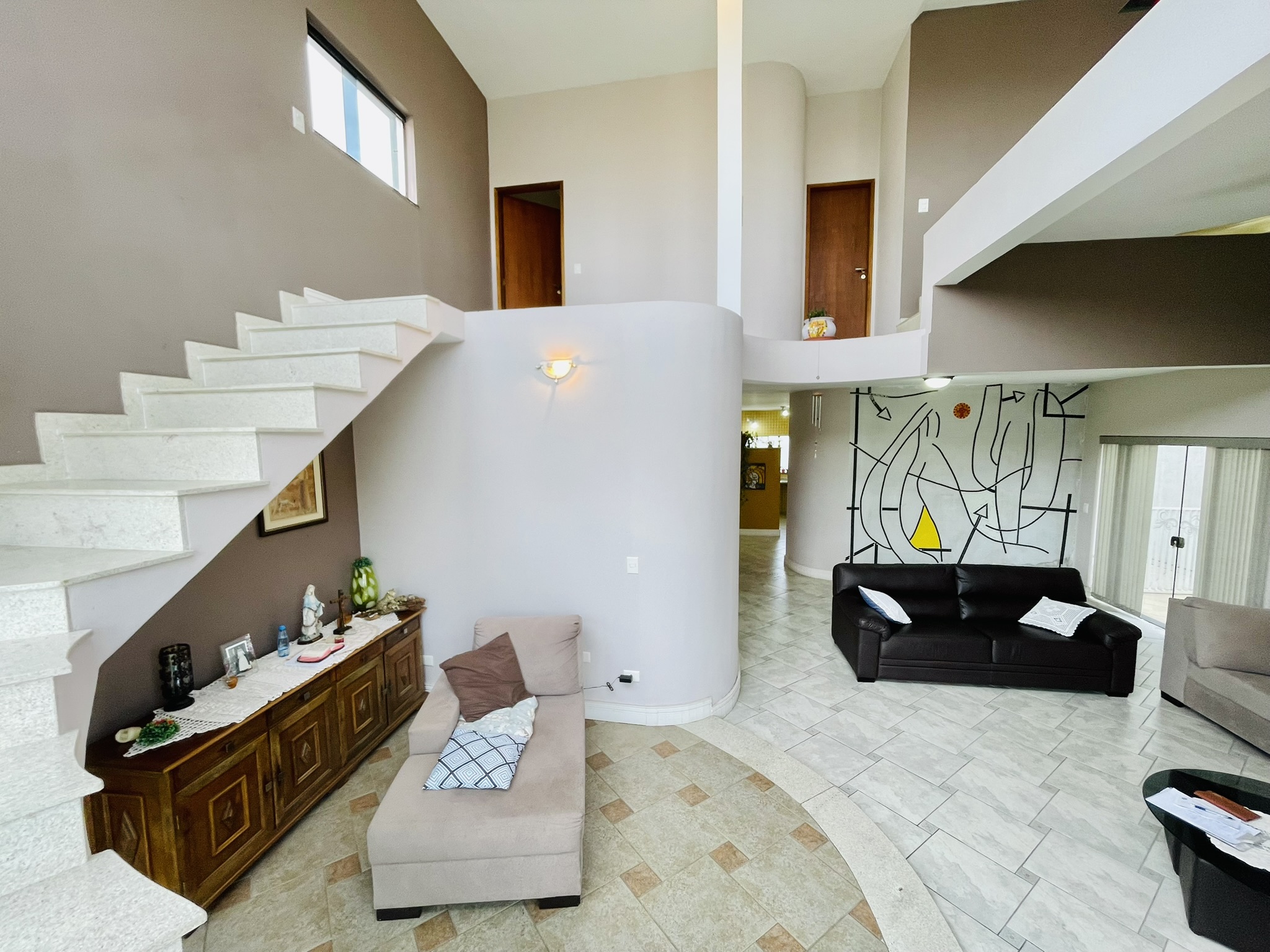 Casa à venda com 4 dormitórios no Condomínio Jardim das Hortênsias em Taubaté/SP.