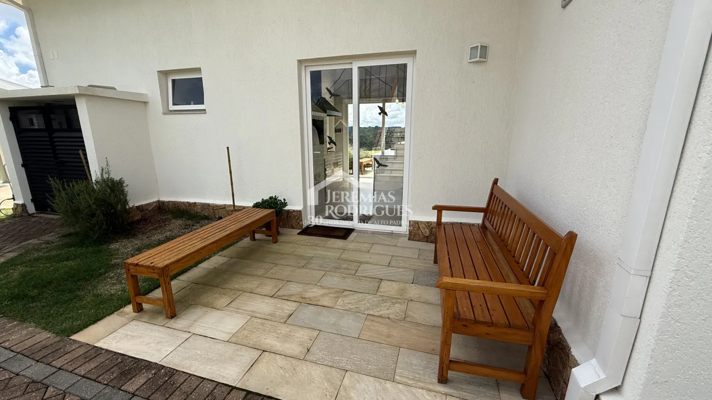 Casa à venda com 4 suítes no Condomínio Jardim Monte Belo em Campos do Jordão/SP.