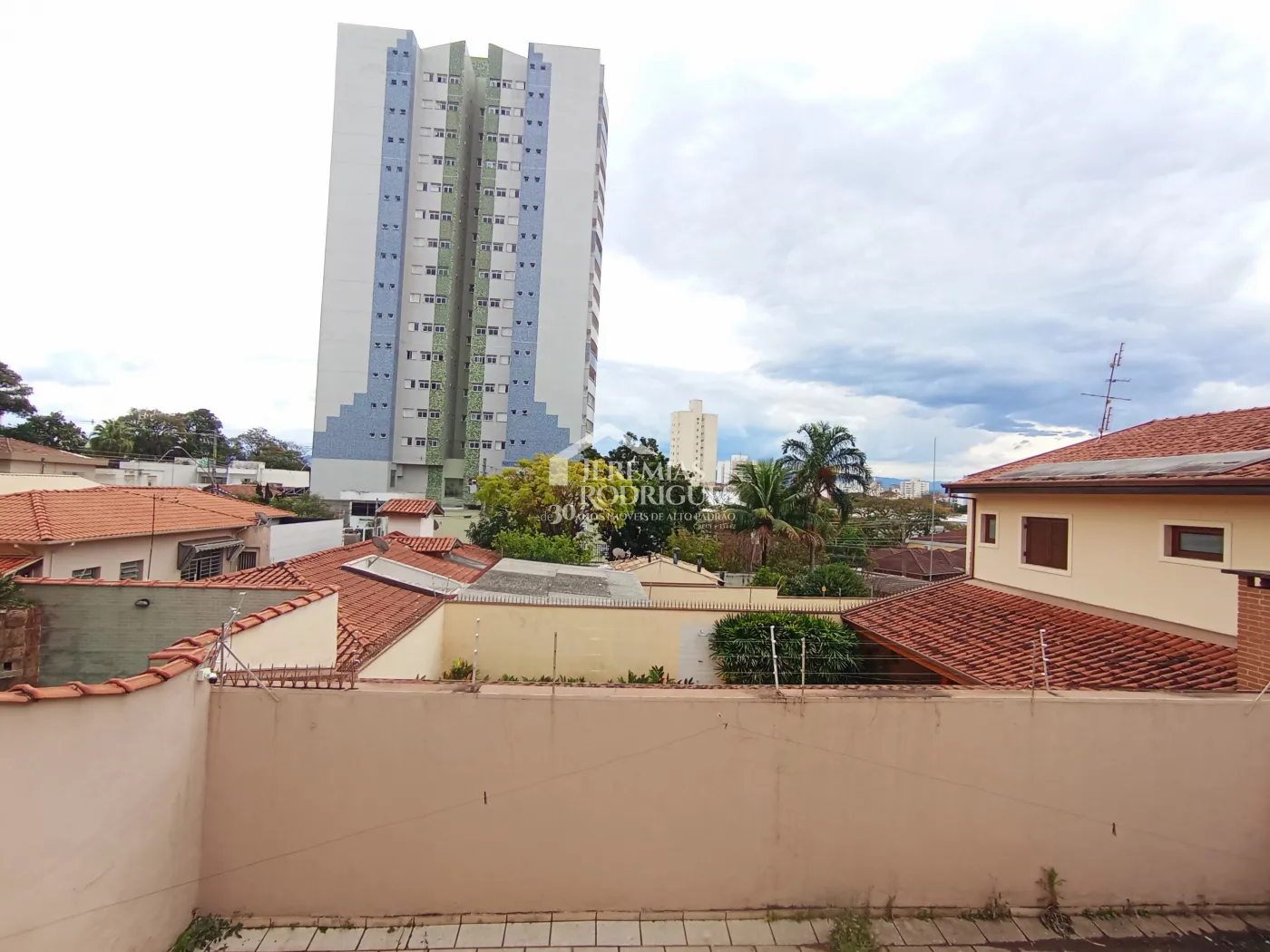 Casa para venda e locação no bairro Jardim Eulária em Taubaté/SP.