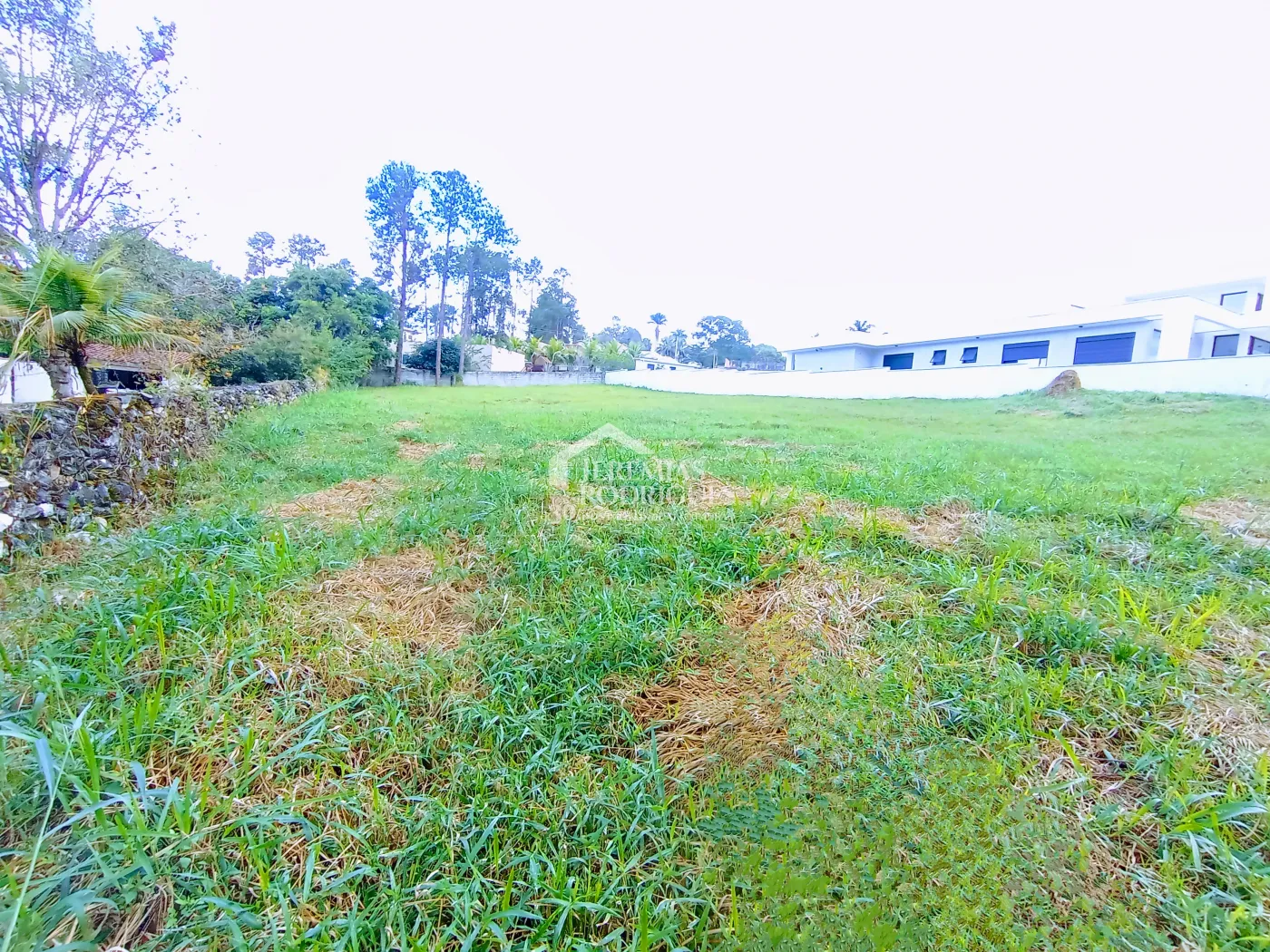 Terreno à venda com 2.293 m² no Condomínio Chácaras Cataguá em Taubaté/SP.