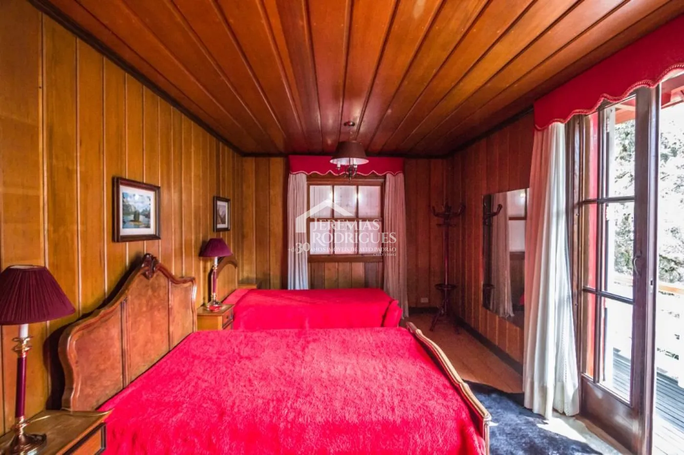 Casa à venda com 5 dormitórios no Jardim Embaixador em Campos do Jordão/SP