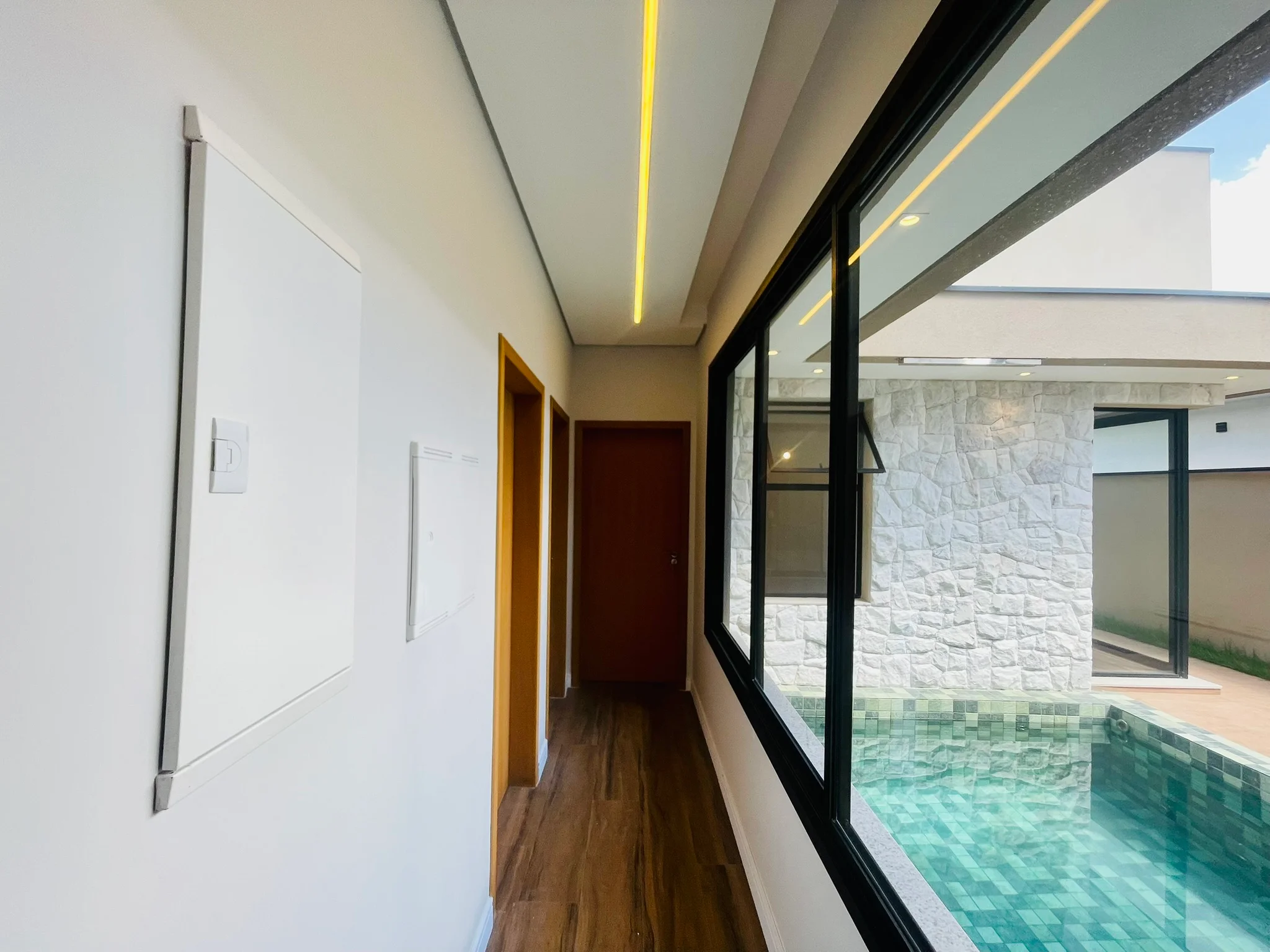 Casa para venda e locação com 3 dormitórios no Condomínio Terras do Vale em Caçapava/SP. 