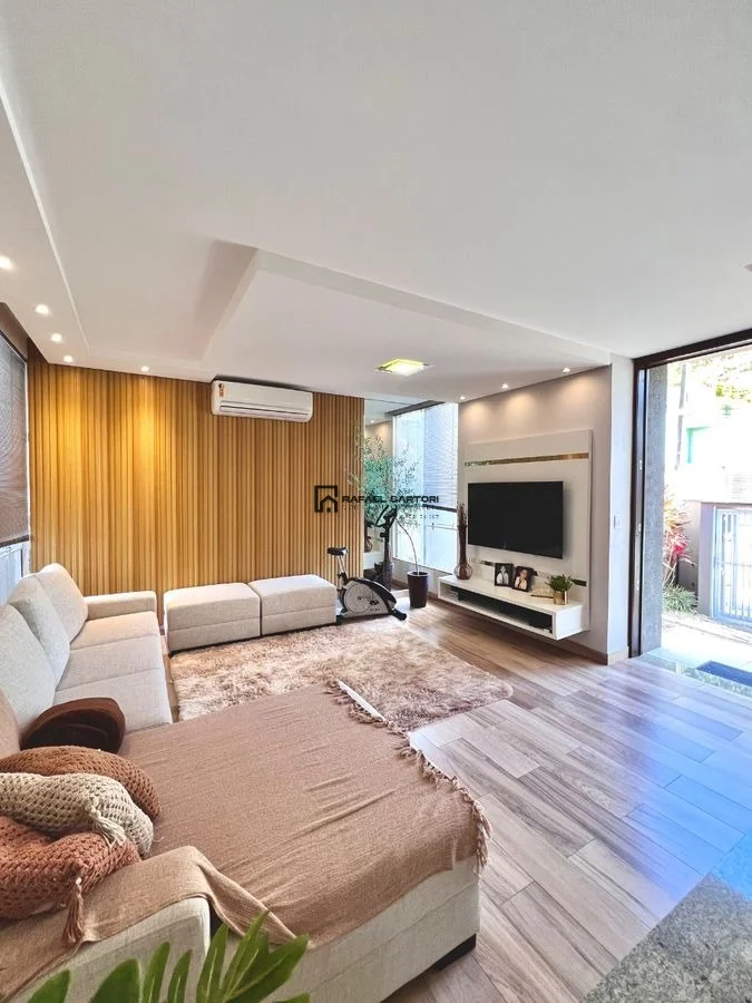 CASA COM PISCINA NO BAIRRO AMIZADE