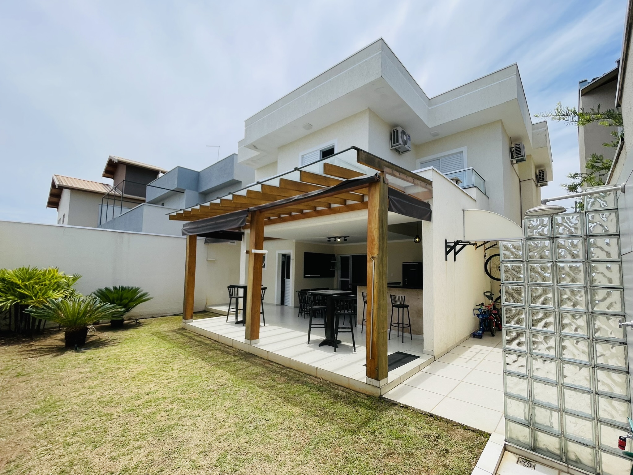 Casa à venda com 3 dormitórios no Condomínio Moema Ville em Pindamonhangaba/SP.