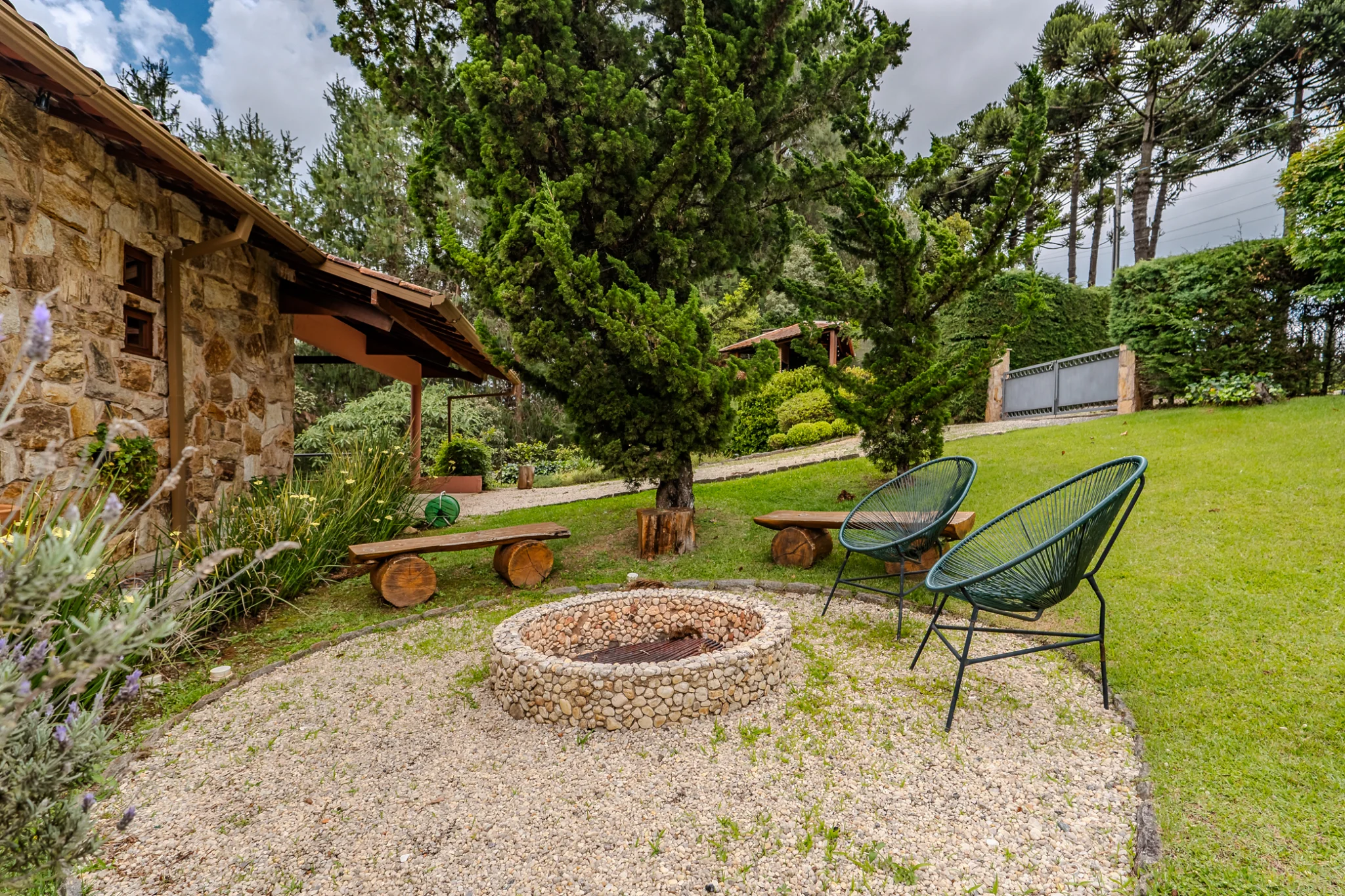 Casa estilo Toscana à venda com 4 suítes no Condomínio Vila Simonsen em Campos do Jordão/SP. 