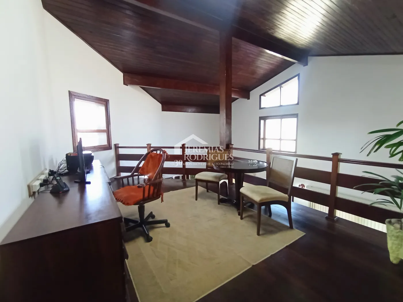 Casa à venda com 4 dormitórios no Condomínio Village Paineiras em Pindamonhangaba/SP.