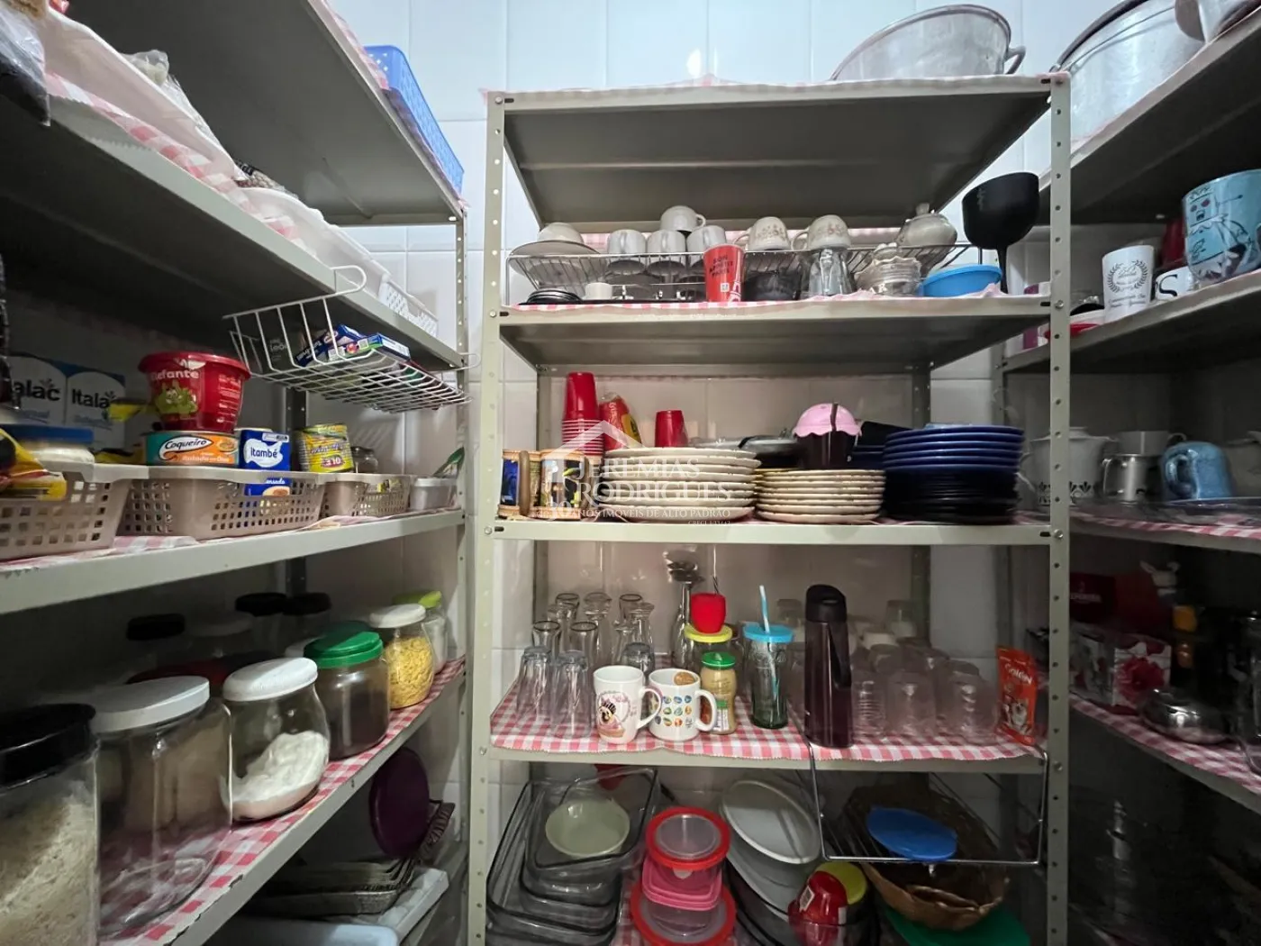 Casa à venda com 4 suítes no Condomínio Taubaté Village em Taubaté/SP.